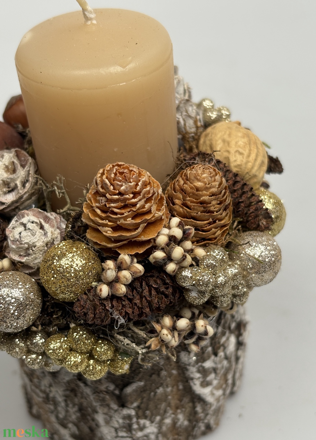 Fatuskóra épült, mézeskalács színű hengergyertyával ékesített, csillogást sem nélkülőző adventi mini asztaldísz (XF42) - karácsony - adventi díszek - adventi asztaldísz - Meska.hu