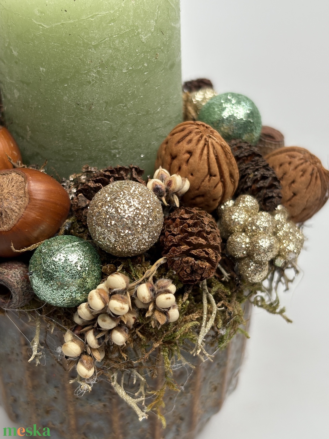 Szürke-mézbarna kaspóra épült, zöld hengergyertyával ékesített, csillogást sem nélkülőző, mini adventi asztaldísz (XF43) - karácsony - adventi díszek - adventi asztaldísz - Meska.hu