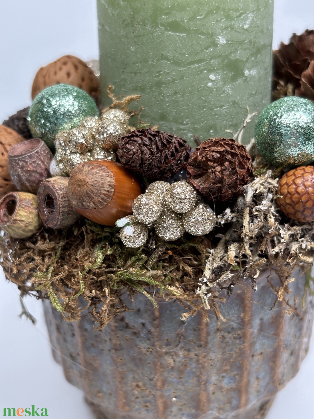 Szürke-mézbarna kaspóra épült, zöld hengergyertyával ékesített, csillogást sem nélkülőző, mini adventi asztaldísz (XF43) - karácsony - adventi díszek - adventi asztaldísz - Meska.hu