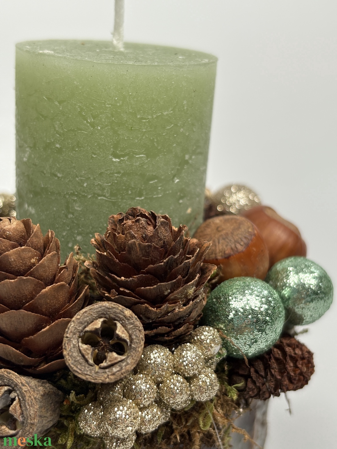 Szürke-mézbarna kaspóra épült, zöld hengergyertyával ékesített, csillogást sem nélkülőző, mini adventi asztaldísz (XF43) - karácsony - adventi díszek - adventi asztaldísz - Meska.hu
