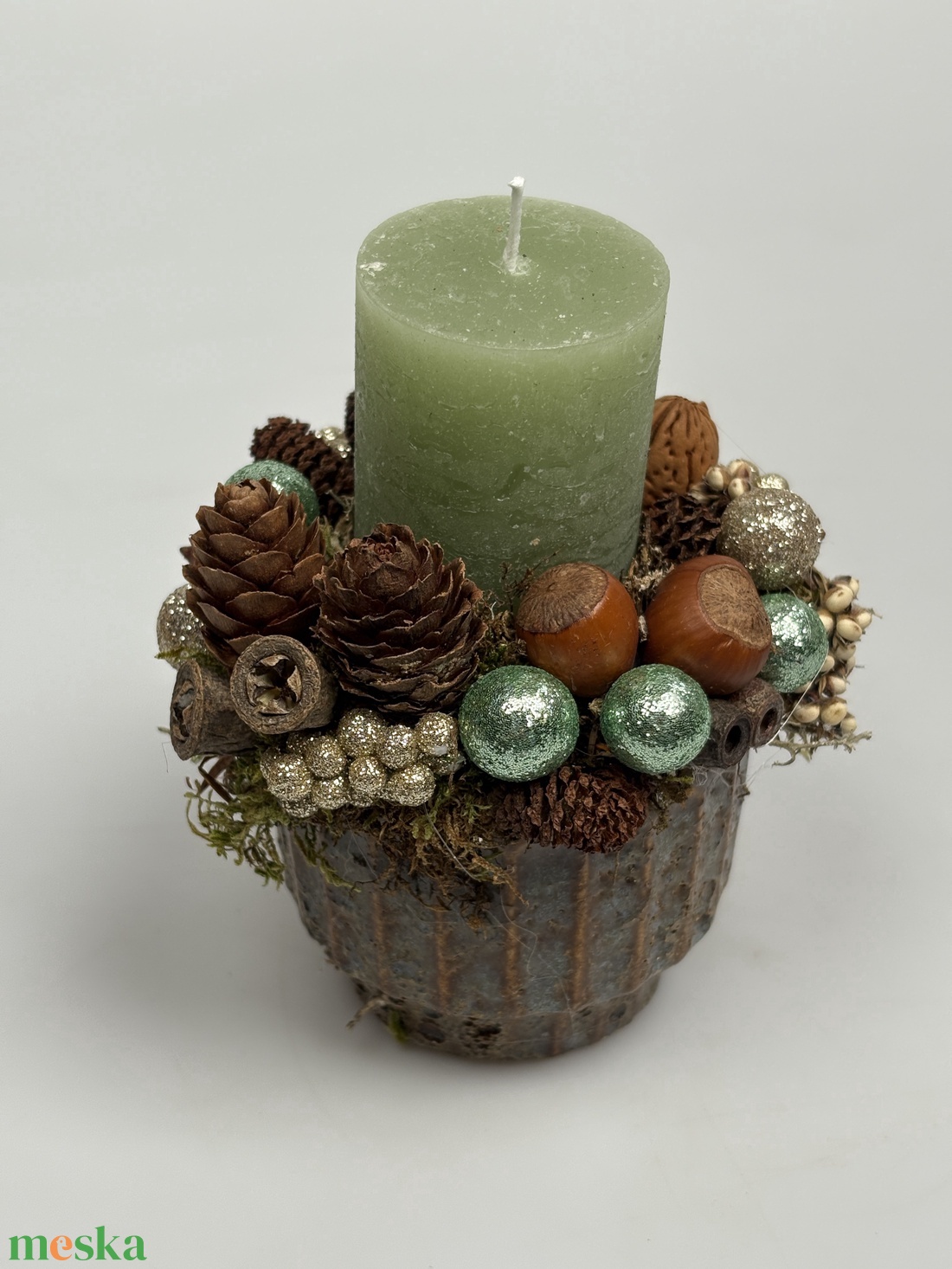 Szürke-mézbarna kaspóra épült, zöld hengergyertyával ékesített, csillogást sem nélkülőző, mini adventi asztaldísz (XF43) - karácsony - adventi díszek - adventi asztaldísz - Meska.hu