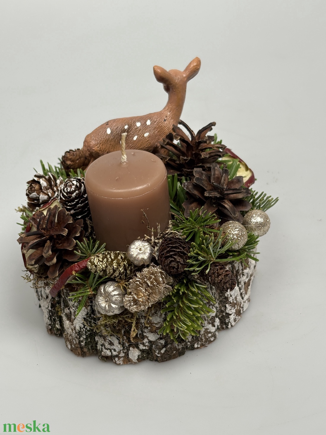 Fakorongra épült minidísz pettyes szarvas figurával, mézeskalács színű gyertyával gazdagon díszítve (FX-44) - karácsony - adventi díszek - adventi asztaldísz - Meska.hu