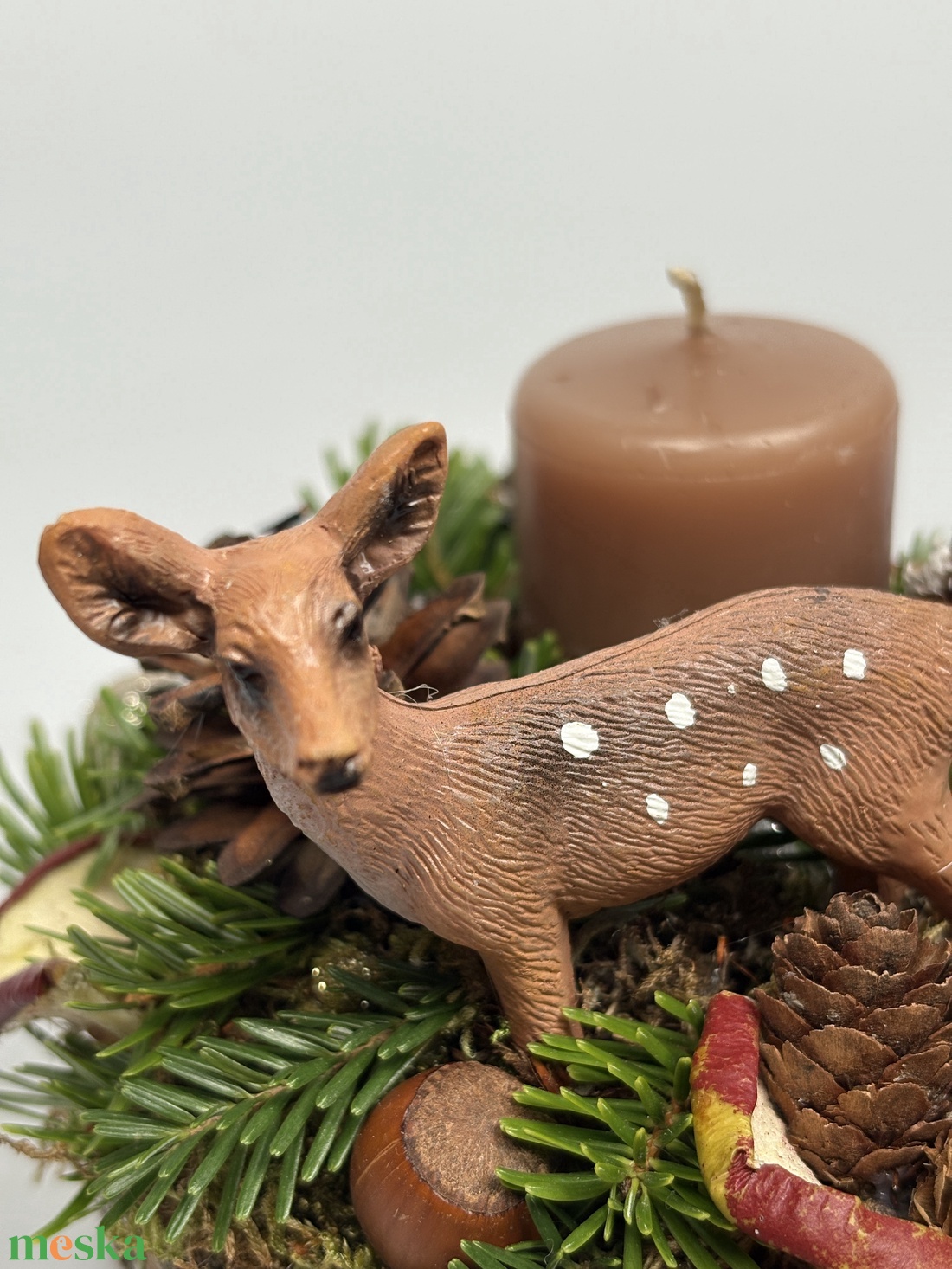 Fakorongra épült minidísz pettyes szarvas figurával, mézeskalács színű gyertyával gazdagon díszítve (FX-44) - karácsony - adventi díszek - adventi asztaldísz - Meska.hu