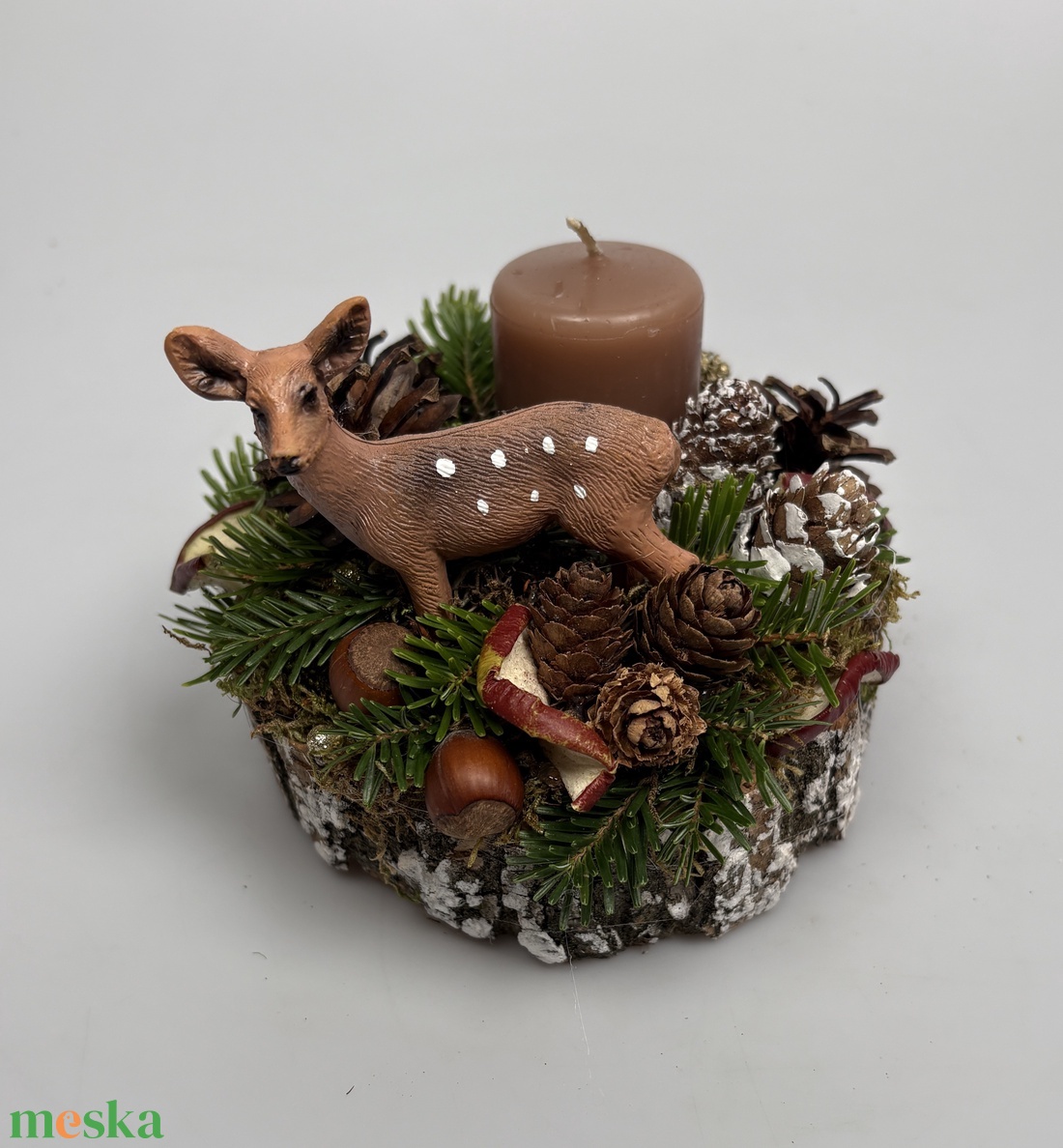 Fakorongra épült minidísz pettyes szarvas figurával, mézeskalács színű gyertyával gazdagon díszítve (FX-44) - karácsony - adventi díszek - adventi asztaldísz - Meska.hu