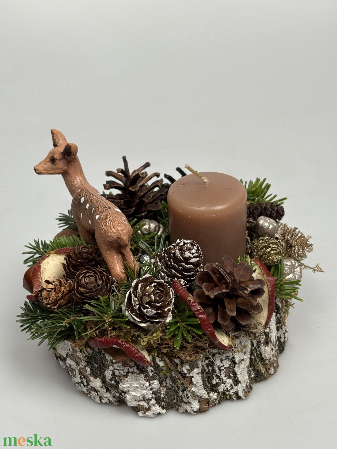 Fakorongra épült minidísz pettyes szarvas figurával, mézeskalács színű gyertyával gazdagon díszítve (FX-44) - karácsony - adventi díszek - adventi asztaldísz - Meska.hu