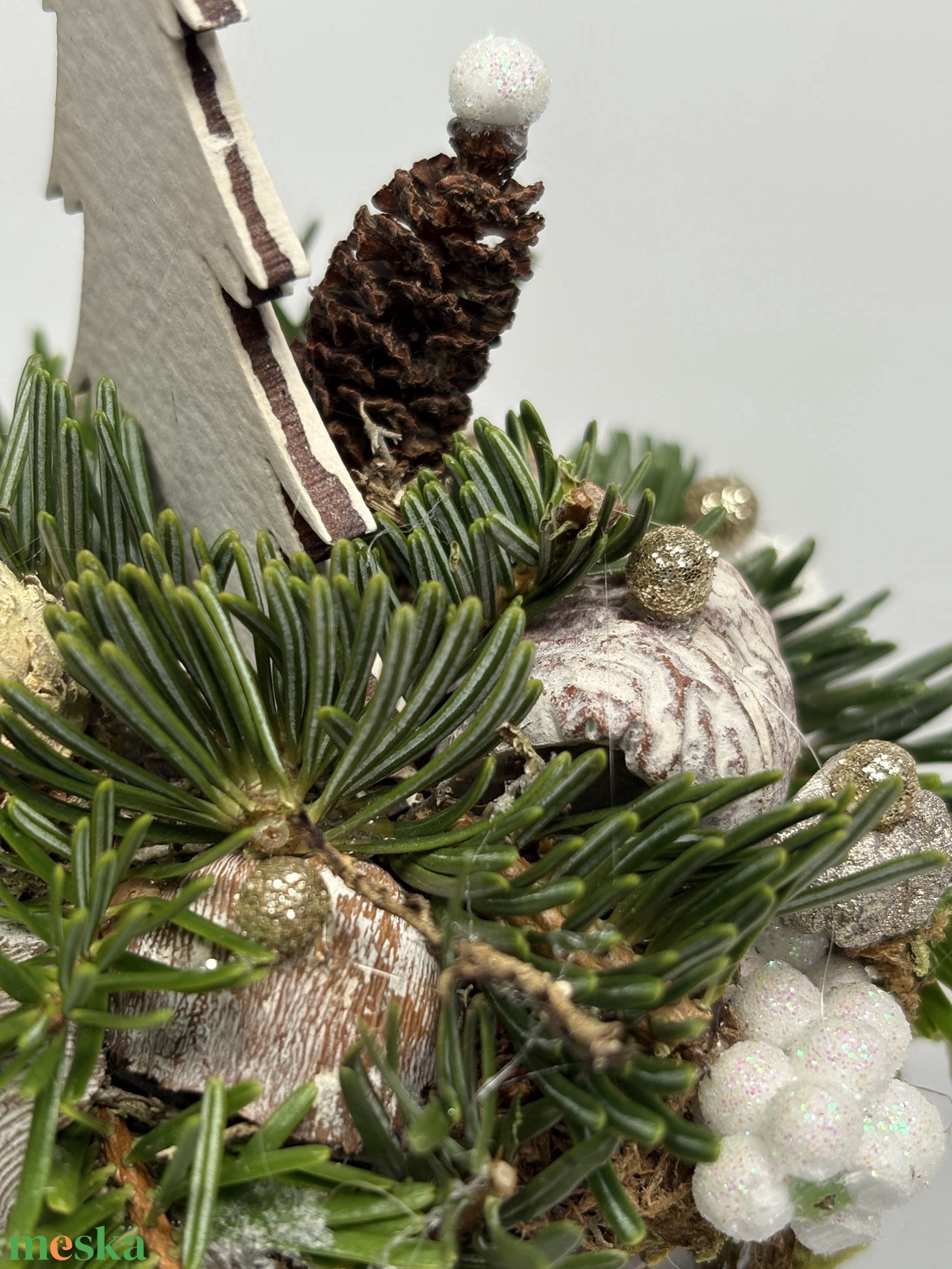 Fehér fafenyőfával ékesített. szürke-mézbarna kaspóra épült, csillogást sem nélkülöző mini adventi asztaldísz (XF-45) - karácsony - adventi díszek - adventi asztaldísz - Meska.hu