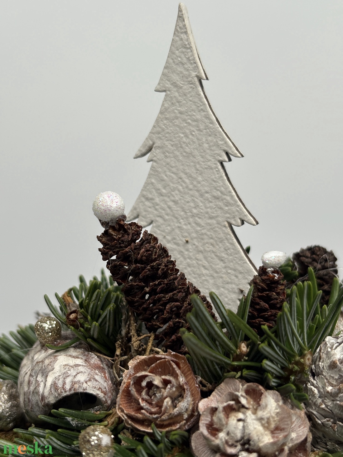 Fehér fafenyőfával ékesített. szürke-mézbarna kaspóra épült, csillogást sem nélkülöző mini adventi asztaldísz (XF-45) - karácsony - adventi díszek - adventi asztaldísz - Meska.hu