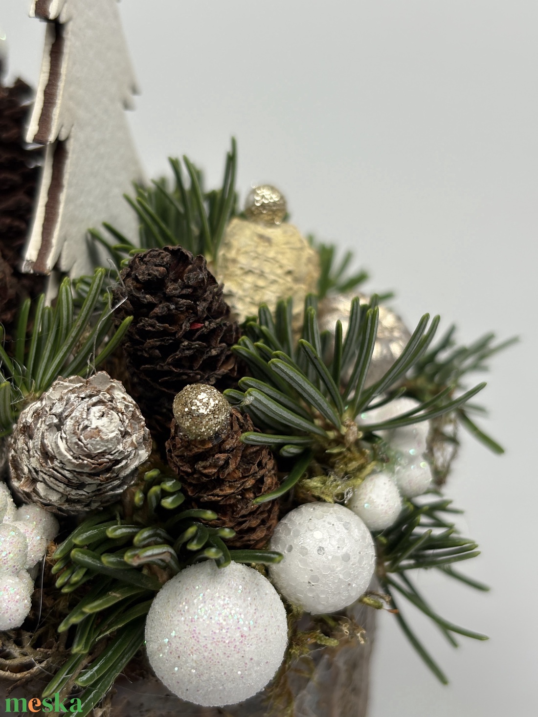 Fehér fafenyőfával ékesített. szürke-mézbarna kaspóra épült, csillogást sem nélkülöző mini adventi asztaldísz (XF-45) - karácsony - adventi díszek - adventi asztaldísz - Meska.hu