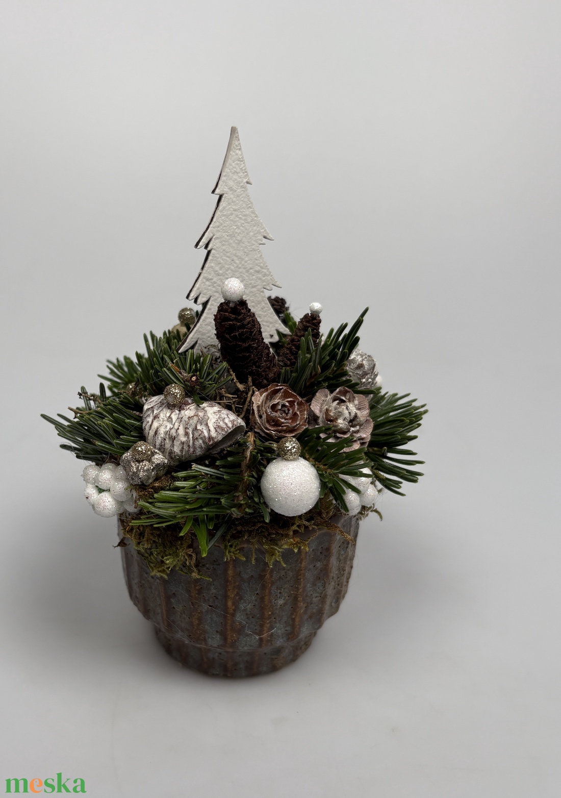 Fehér fafenyőfával ékesített. szürke-mézbarna kaspóra épült, csillogást sem nélkülöző mini adventi asztaldísz (XF-45) - karácsony - adventi díszek - adventi asztaldísz - Meska.hu