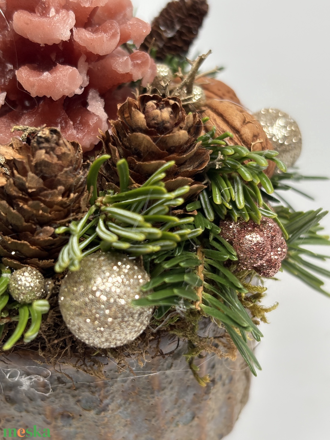 Tobozformájú gyertyával ékesített, szürke-mézbarna kaspóra épült, csillogást sem nélkülöző adventi asztaldísz (XF-46) - karácsony - adventi díszek - adventi asztaldísz - Meska.hu