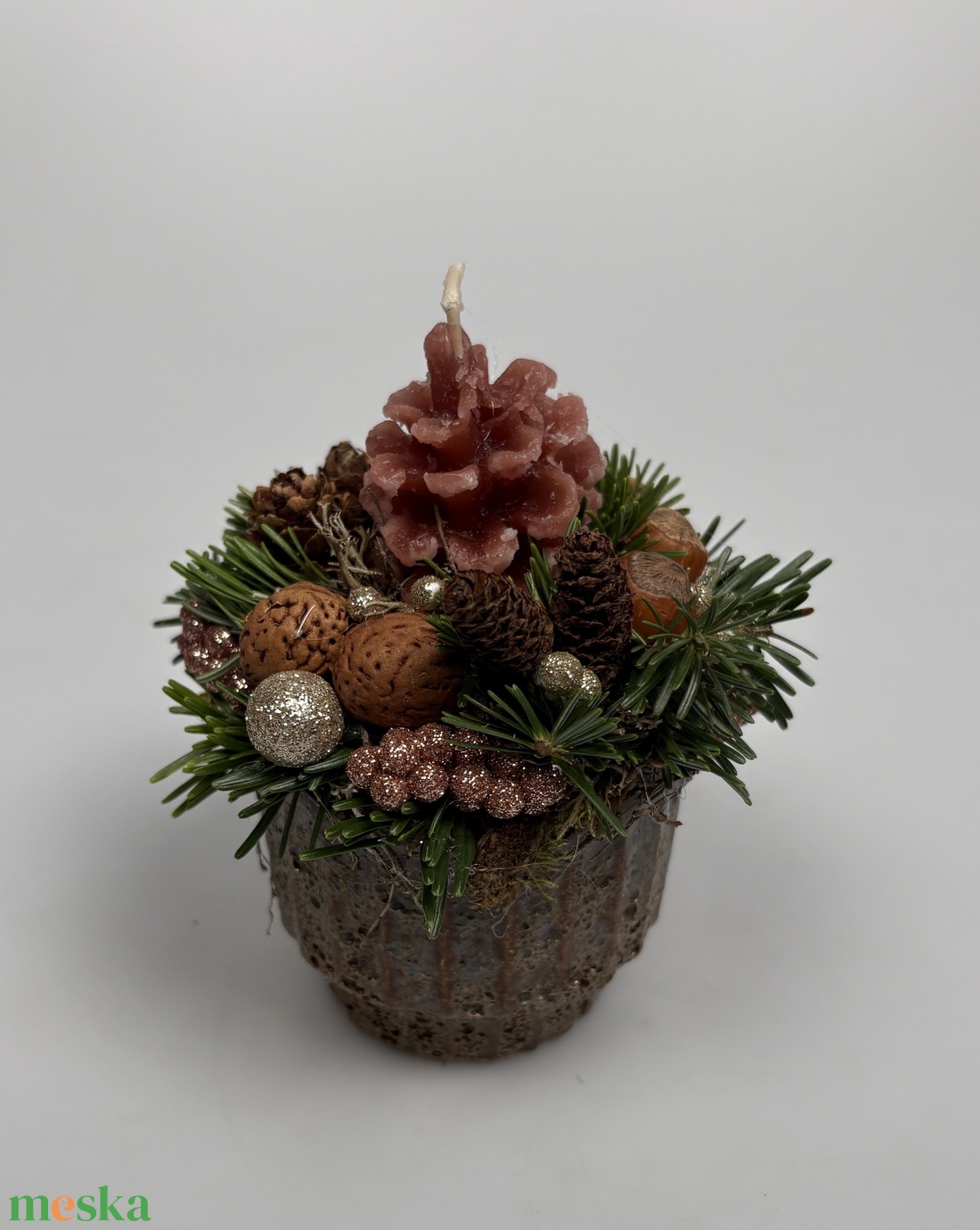 Tobozformájú gyertyával ékesített, szürke-mézbarna kaspóra épült, csillogást sem nélkülöző adventi asztaldísz (XF-46) - karácsony - adventi díszek - adventi asztaldísz - Meska.hu