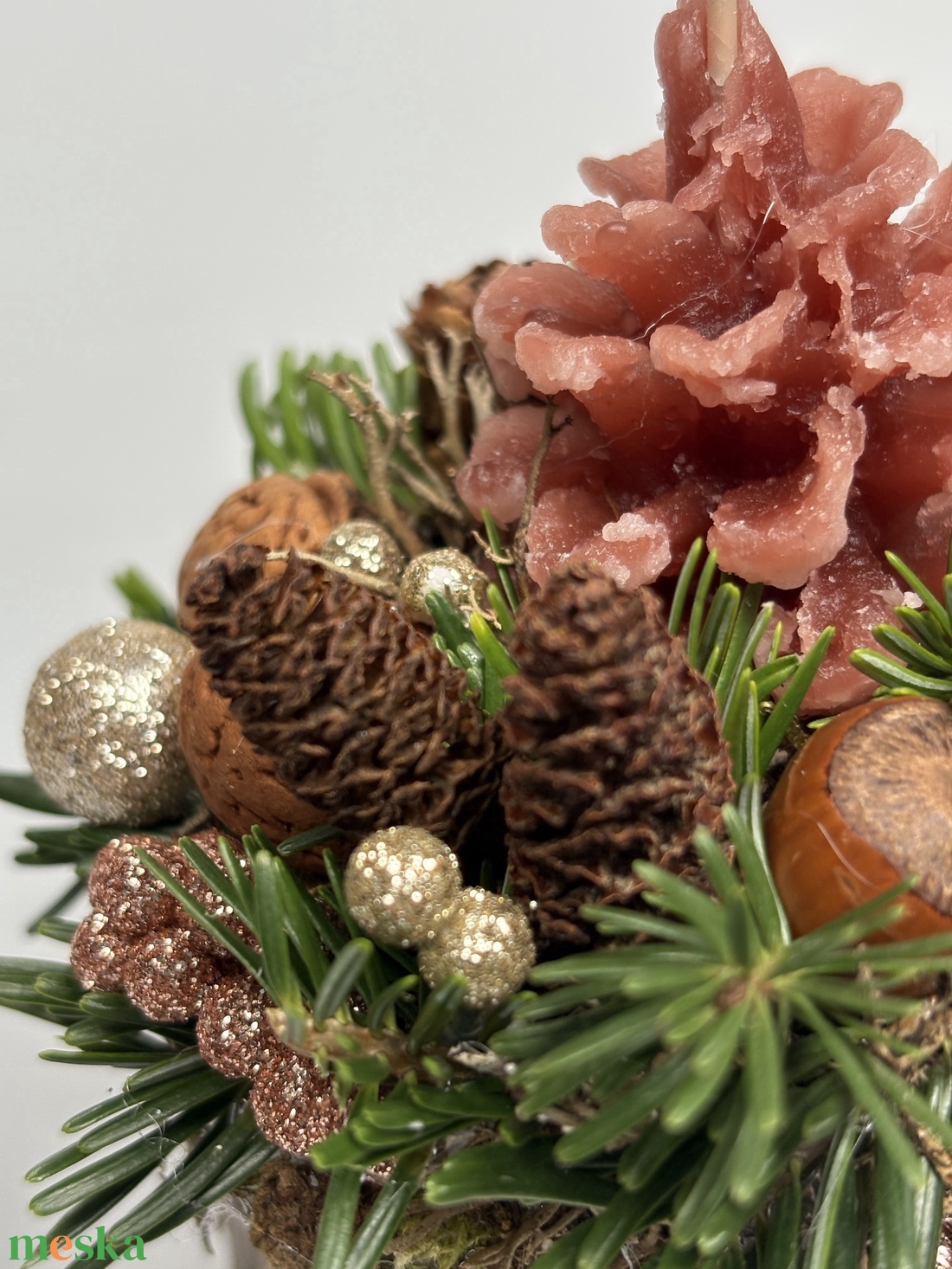 Tobozformájú gyertyával ékesített, szürke-mézbarna kaspóra épült, csillogást sem nélkülöző adventi asztaldísz (XF-46) - karácsony - adventi díszek - adventi asztaldísz - Meska.hu