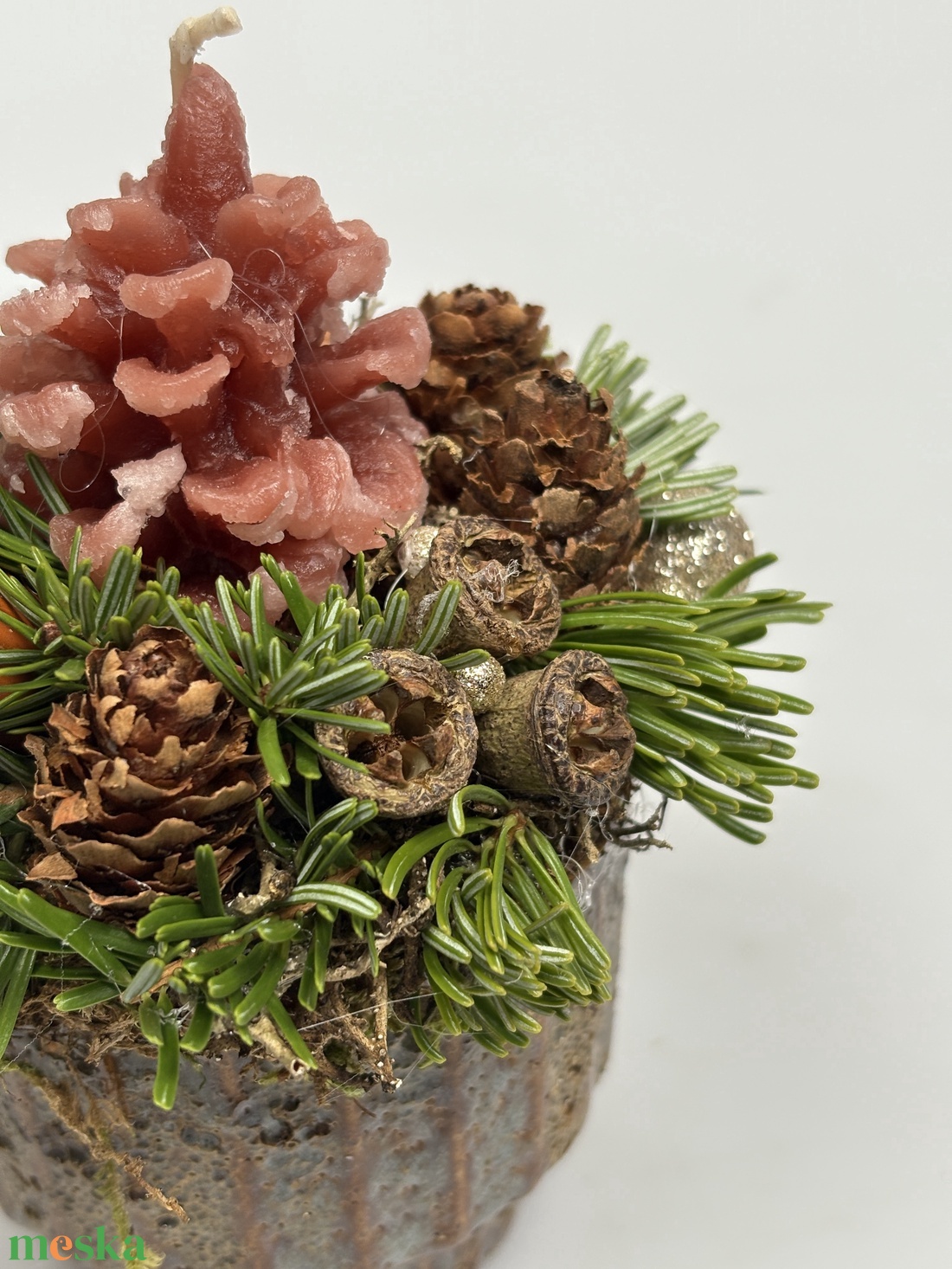 Tobozformájú gyertyával ékesített, szürke-mézbarna kaspóra épült, csillogást sem nélkülöző adventi asztaldísz (XF-46) - karácsony - adventi díszek - adventi asztaldísz - Meska.hu