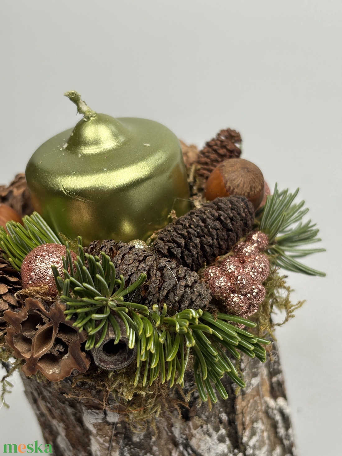Fatuskóra épült, metálzöld gyertyával ékesített, csillogást sem nélkülőző adventi asztaldísz (XF47) - karácsony - adventi díszek - adventi asztaldísz - Meska.hu
