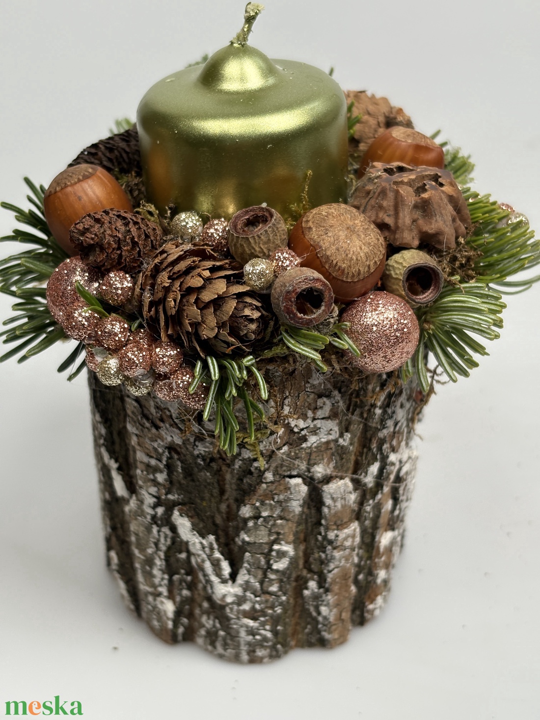 Fatuskóra épült, metálzöld gyertyával ékesített, csillogást sem nélkülőző adventi asztaldísz (XF47) - karácsony - adventi díszek - adventi asztaldísz - Meska.hu