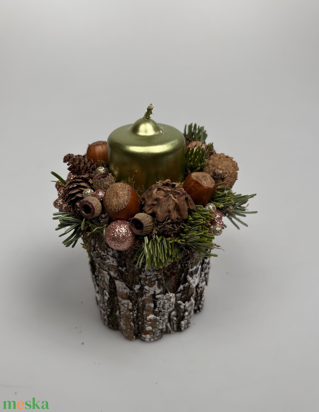 Fatuskóra épült, metálzöld gyertyával ékesített, csillogást sem nélkülőző adventi asztaldísz (XF47) - karácsony - adventi díszek - adventi asztaldísz - Meska.hu