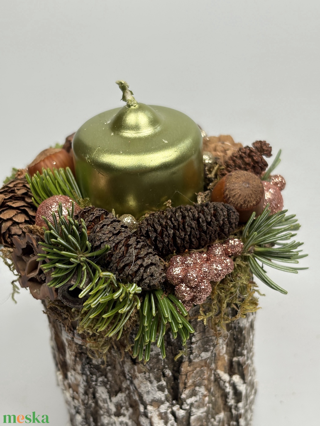 Fatuskóra épült, metálzöld gyertyával ékesített, csillogást sem nélkülőző adventi asztaldísz (XF47) - karácsony - adventi díszek - adventi asztaldísz - Meska.hu