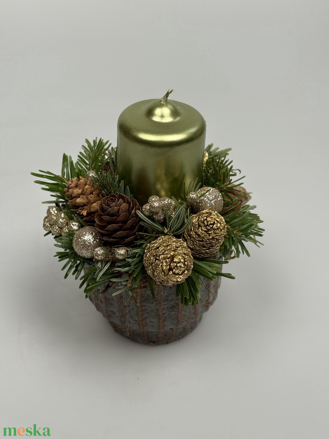 Zöld metálgyertyával ékesített, szürke-mézbarna kaspóra épült, csillogást sem nélkülöző adventi asztaldísz (XF-48) - karácsony - adventi díszek - adventi asztaldísz - Meska.hu