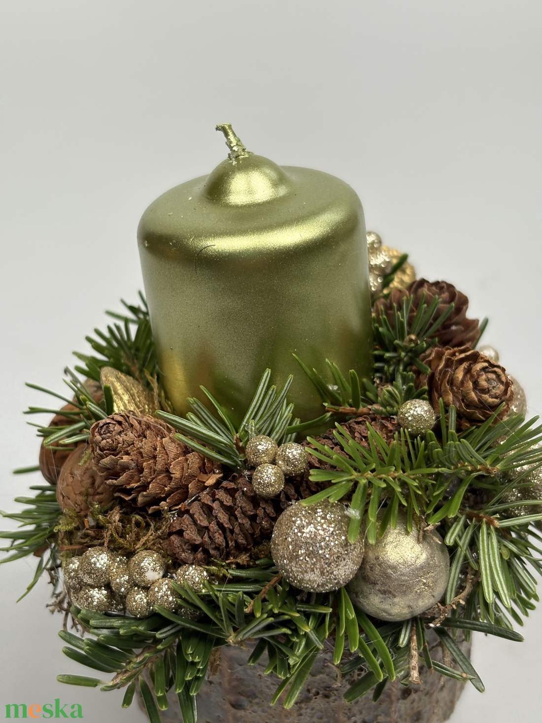 Zöld metálgyertyával ékesített, szürke-mézbarna kaspóra épült, csillogást sem nélkülöző adventi asztaldísz (XF-48) - karácsony - adventi díszek - adventi asztaldísz - Meska.hu