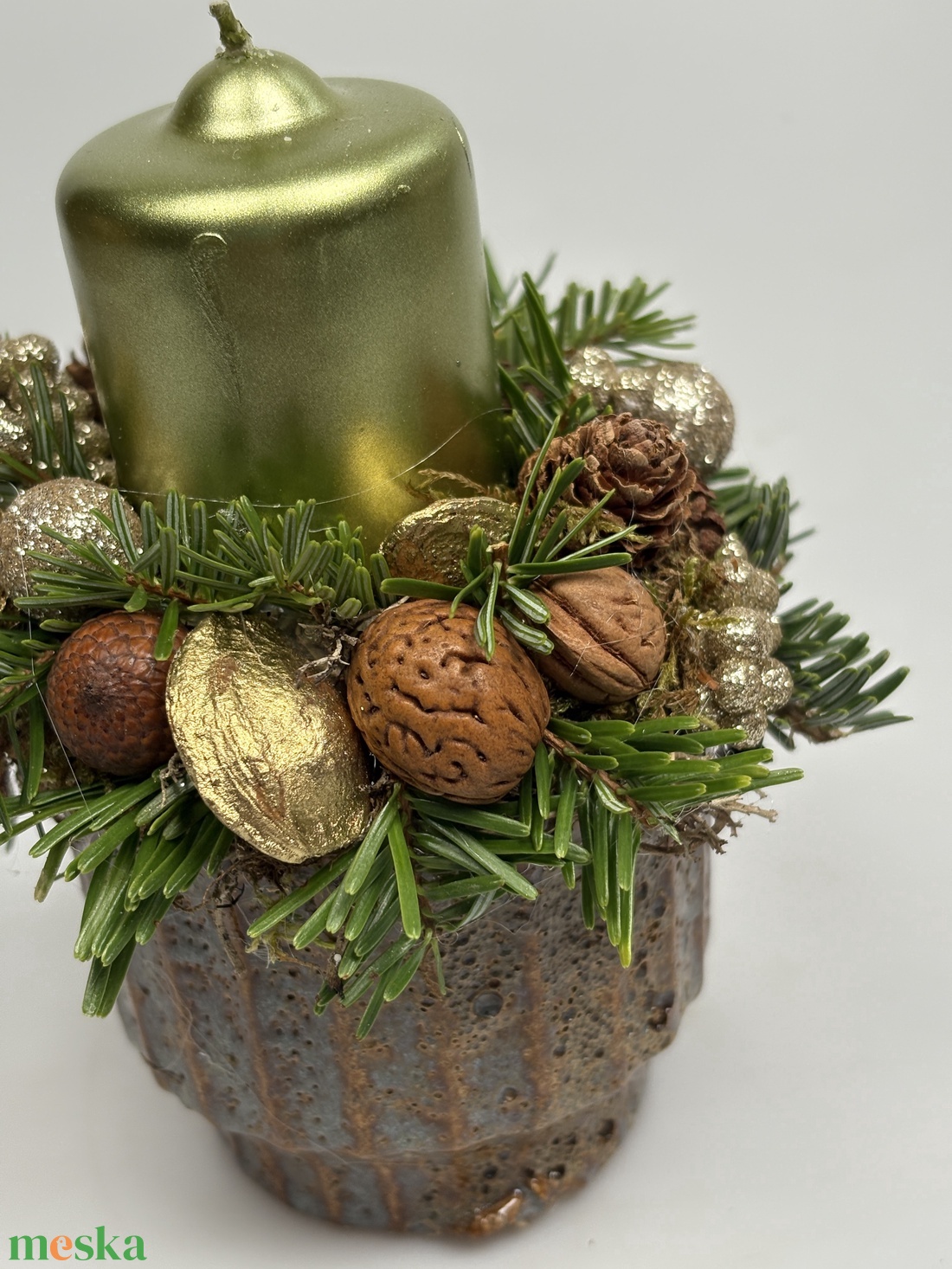 Zöld metálgyertyával ékesített, szürke-mézbarna kaspóra épült, csillogást sem nélkülöző adventi asztaldísz (XF-48) - karácsony - adventi díszek - adventi asztaldísz - Meska.hu