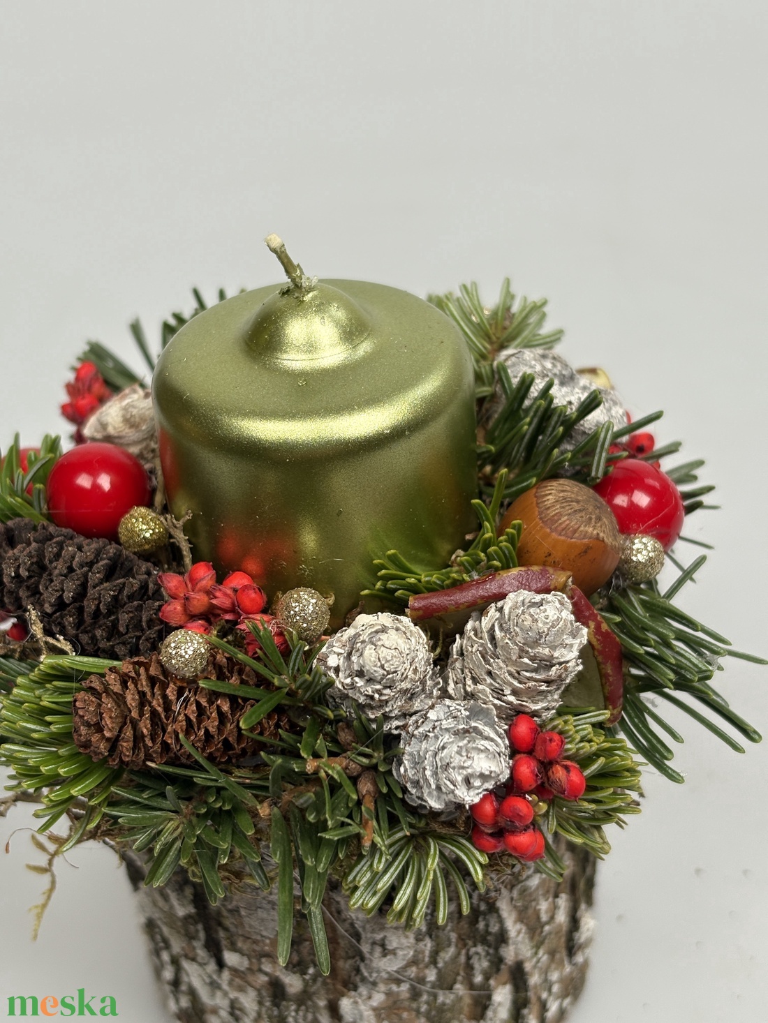 Fatuskóra épült, metálzöld gyertyával ékesített, csillogást sem nélkülőző pirosas adventi asztaldísz (XF49) - karácsony - adventi díszek - adventi asztaldísz - Meska.hu