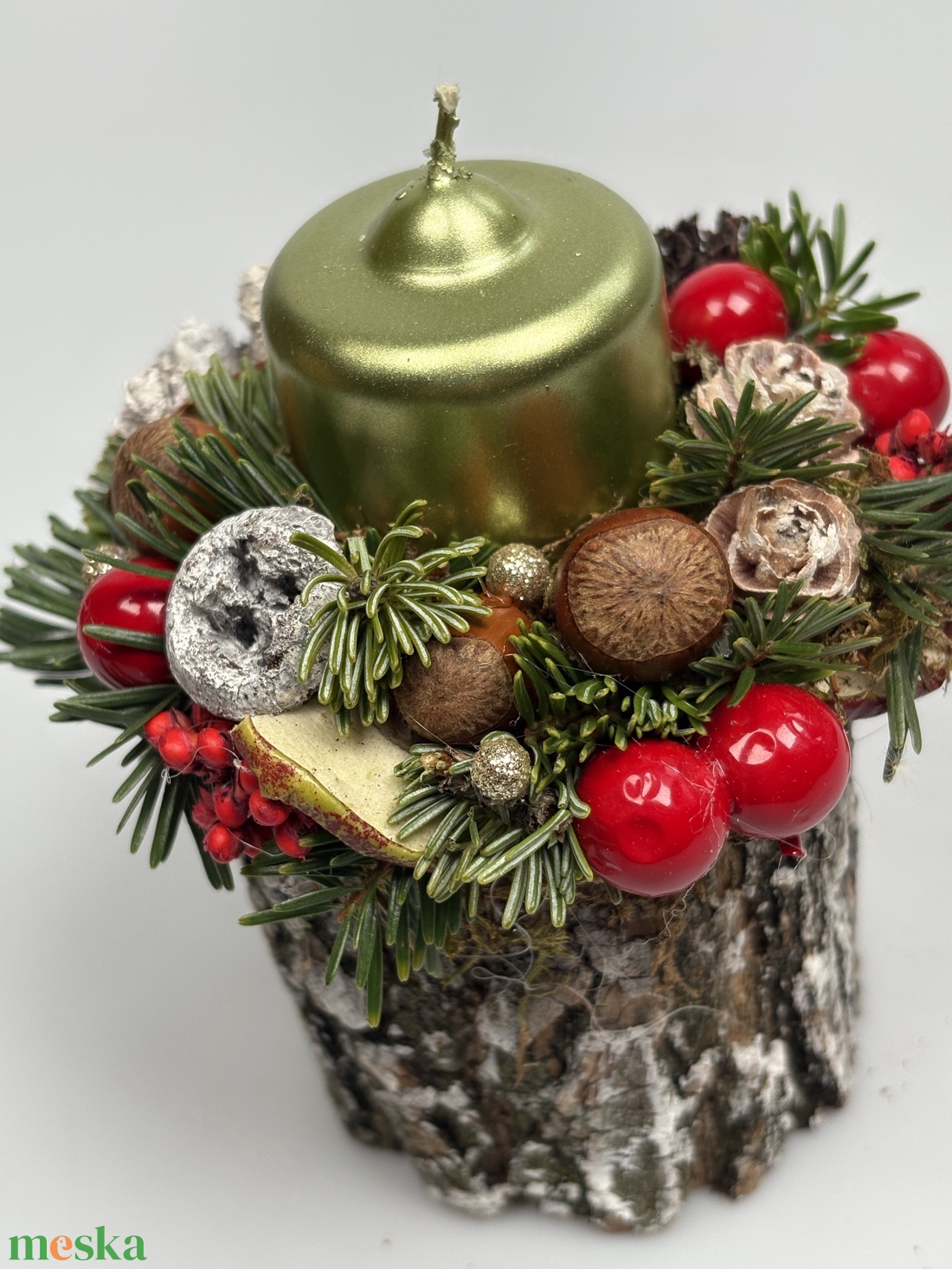 Fatuskóra épült, metálzöld gyertyával ékesített, csillogást sem nélkülőző pirosas adventi asztaldísz (XF49) - karácsony - adventi díszek - adventi asztaldísz - Meska.hu