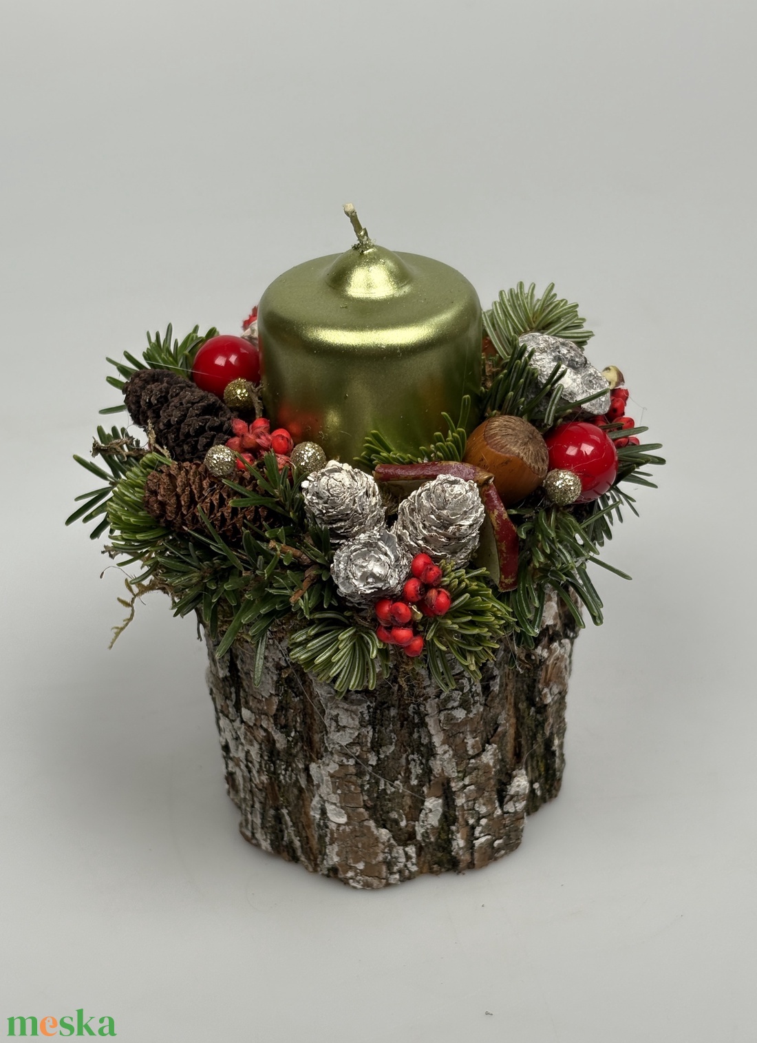 Fatuskóra épült, metálzöld gyertyával ékesített, csillogást sem nélkülőző pirosas adventi asztaldísz (XF49) - karácsony - adventi díszek - adventi asztaldísz - Meska.hu