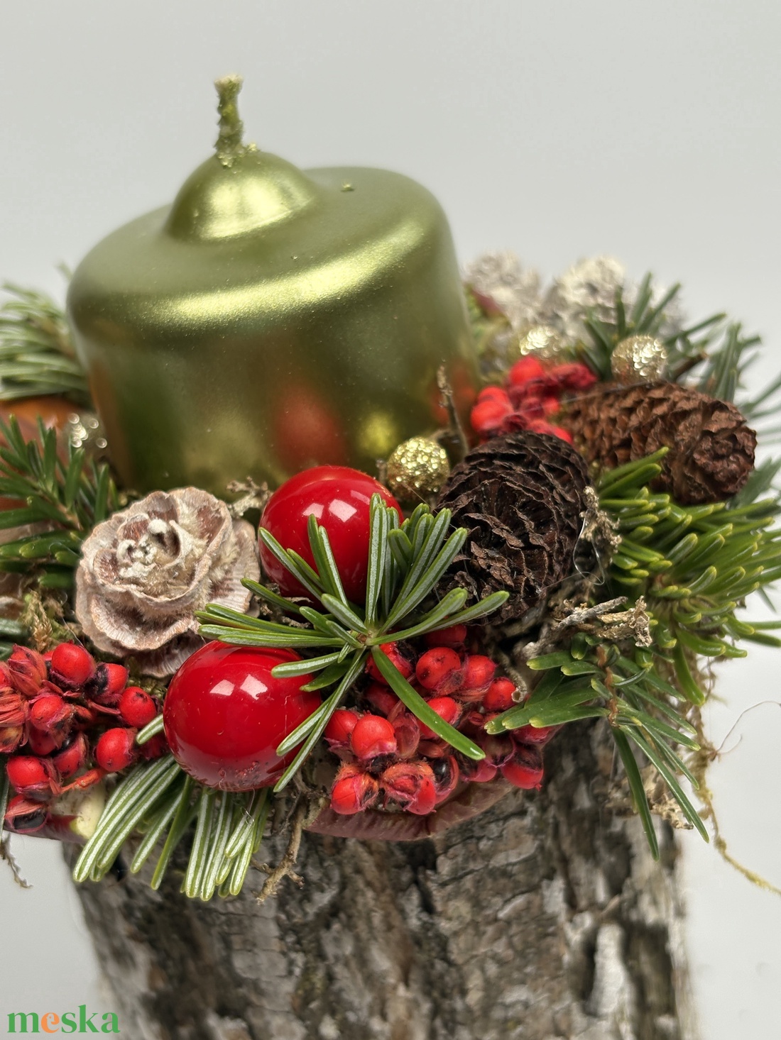 Fatuskóra épült, metálzöld gyertyával ékesített, csillogást sem nélkülőző pirosas adventi asztaldísz (XF49) - karácsony - adventi díszek - adventi asztaldísz - Meska.hu
