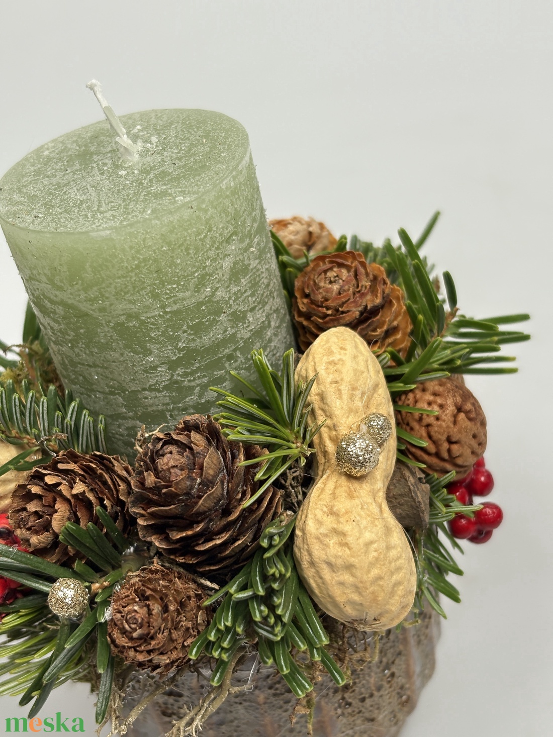 Zöld hengergyertyával ékesített, szürke-mézbarna kaspóra épült, csillogást sem nélkülöző pirosas asztaldísz (XF-50) - karácsony - adventi díszek - adventi asztaldísz - Meska.hu