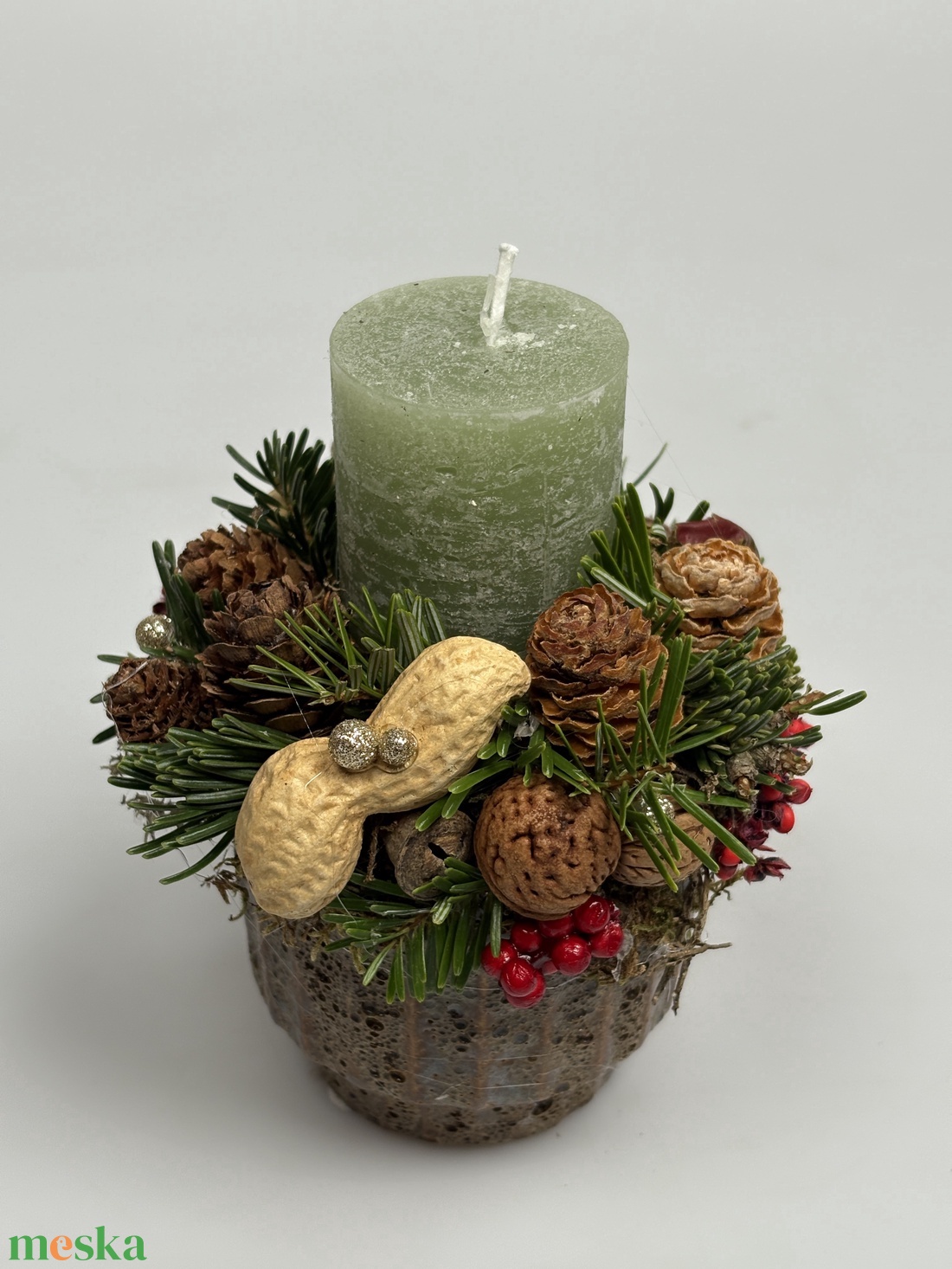 Zöld hengergyertyával ékesített, szürke-mézbarna kaspóra épült, csillogást sem nélkülöző pirosas asztaldísz (XF-50) - karácsony - adventi díszek - adventi asztaldísz - Meska.hu