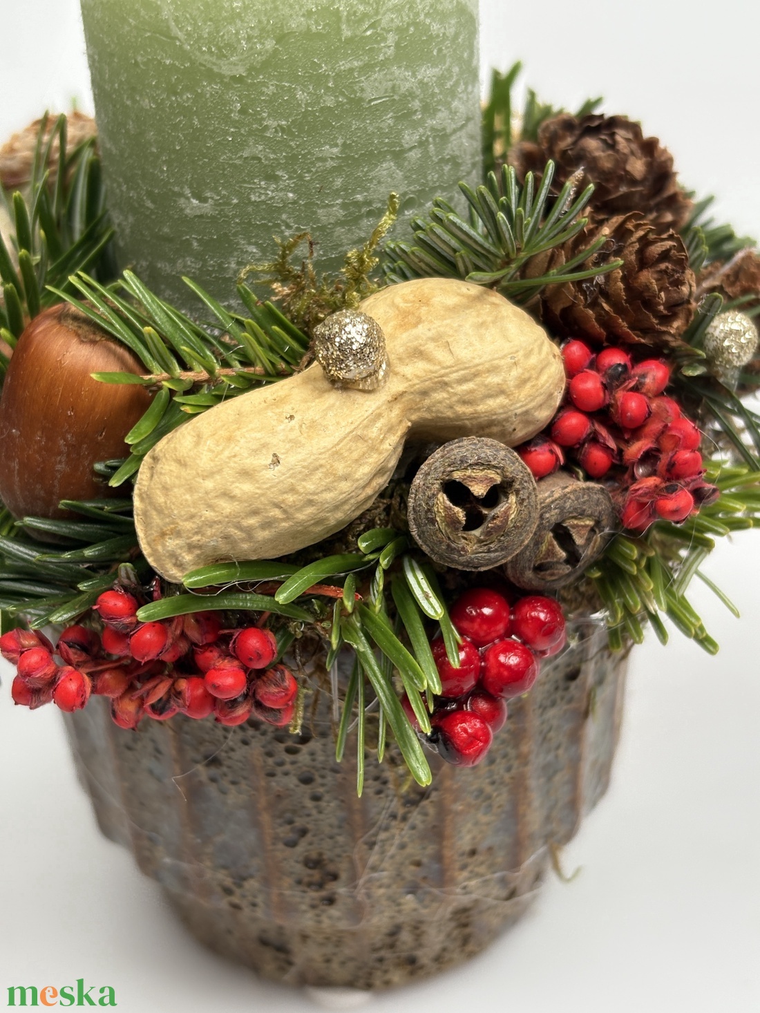 Zöld hengergyertyával ékesített, szürke-mézbarna kaspóra épült, csillogást sem nélkülöző pirosas asztaldísz (XF-50) - karácsony - adventi díszek - adventi asztaldísz - Meska.hu