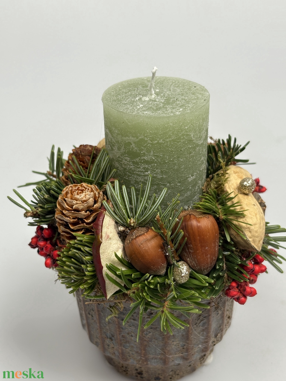 Zöld hengergyertyával ékesített, szürke-mézbarna kaspóra épült, csillogást sem nélkülöző pirosas asztaldísz (XF-50) - karácsony - adventi díszek - adventi asztaldísz - Meska.hu