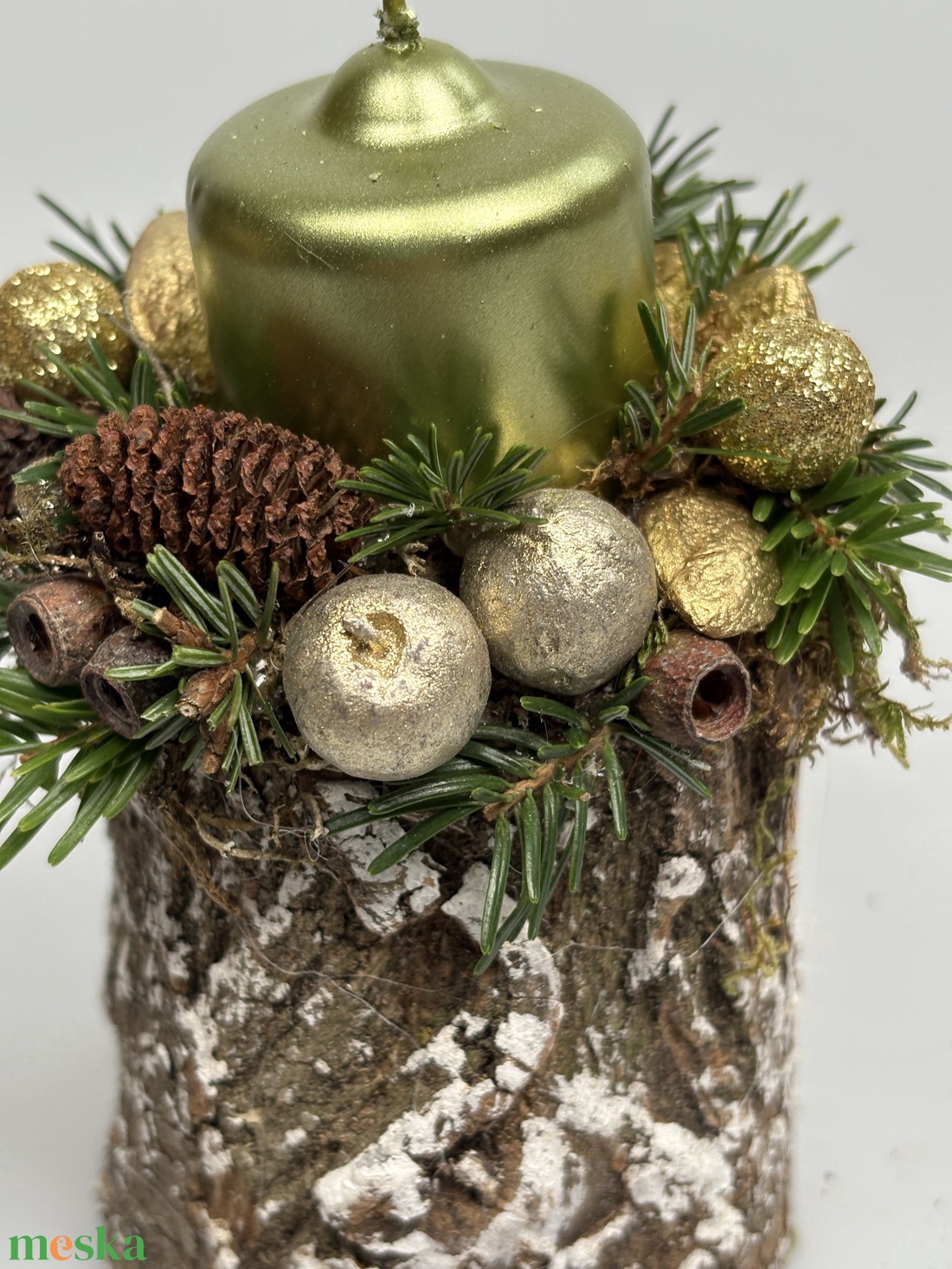 Fatuskóra épült, metálzöld gyertyával ékesített, csillogást sem nélkülőző aranyos adventi asztaldísz (XF-51) - karácsony - adventi díszek - adventi asztaldísz - Meska.hu