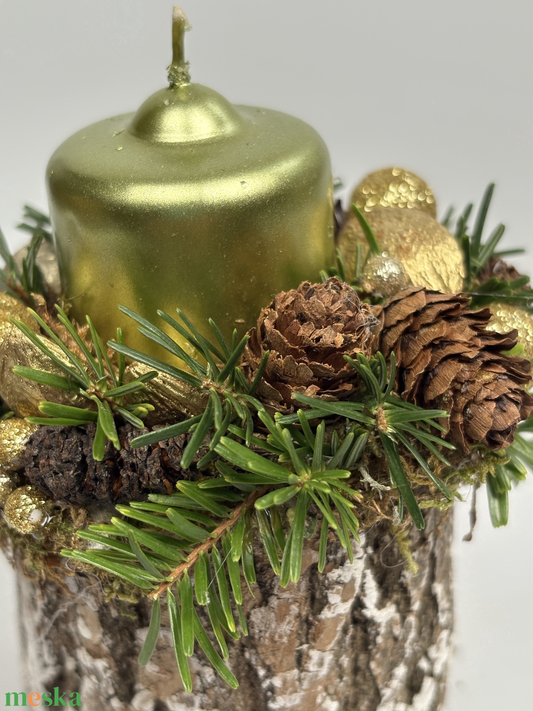 Fatuskóra épült, metálzöld gyertyával ékesített, csillogást sem nélkülőző aranyos adventi asztaldísz (XF-51) - karácsony - adventi díszek - adventi asztaldísz - Meska.hu