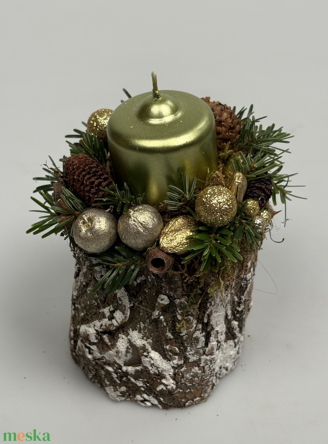 Fatuskóra épült, metálzöld gyertyával ékesített, csillogást sem nélkülőző aranyos adventi asztaldísz (XF-51) - karácsony - adventi díszek - adventi asztaldísz - Meska.hu