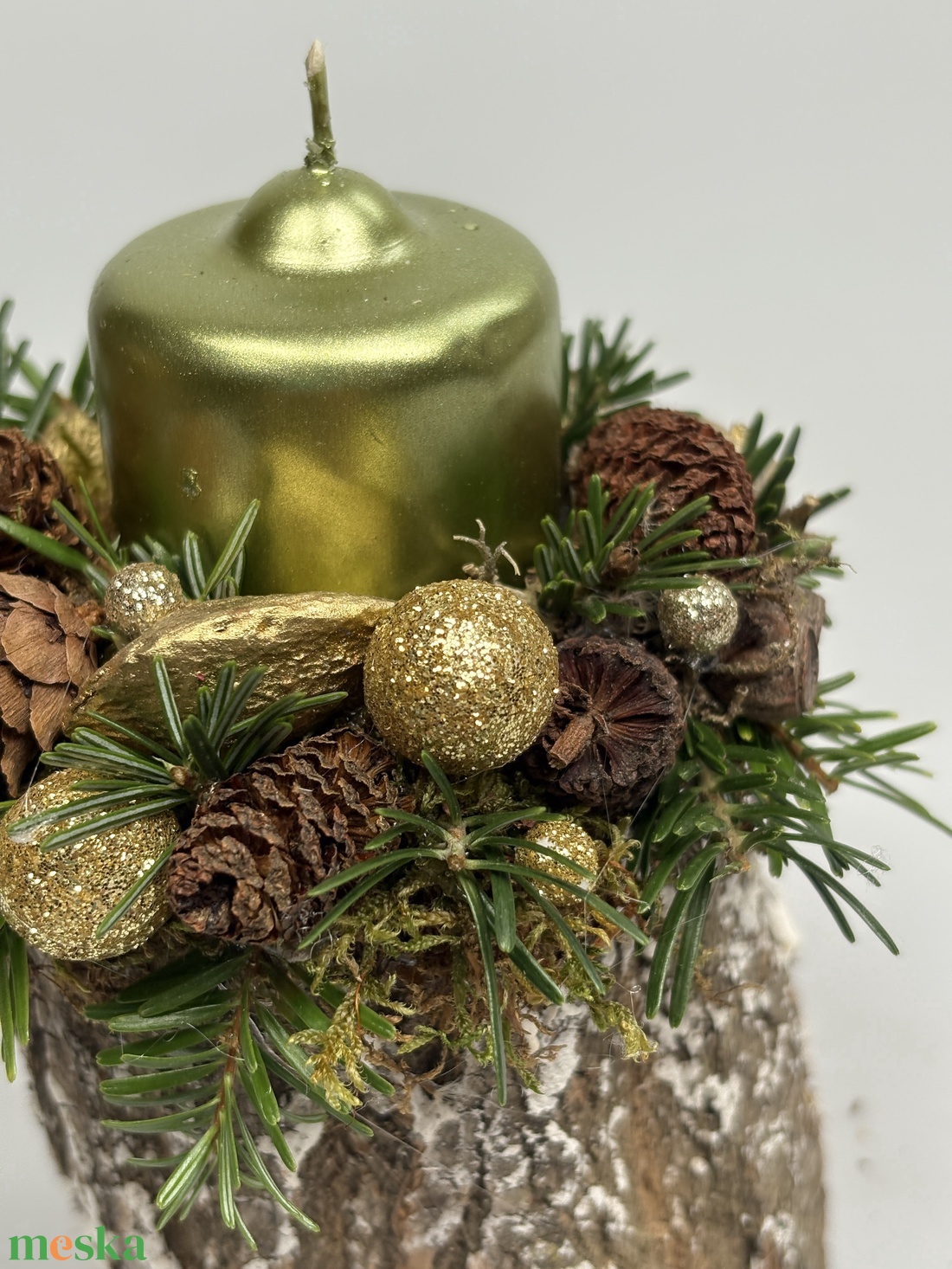 Fatuskóra épült, metálzöld gyertyával ékesített, csillogást sem nélkülőző aranyos adventi asztaldísz (XF-51) - karácsony - adventi díszek - adventi asztaldísz - Meska.hu
