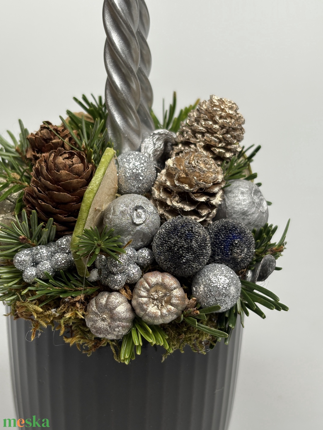 Sötétszürke, bordázott bögrére épült, 2 ezüst csavartgyertyás adventi asztaldísz örökzöldekkel (XM-52) - karácsony - adventi díszek - adventi asztaldísz - Meska.hu