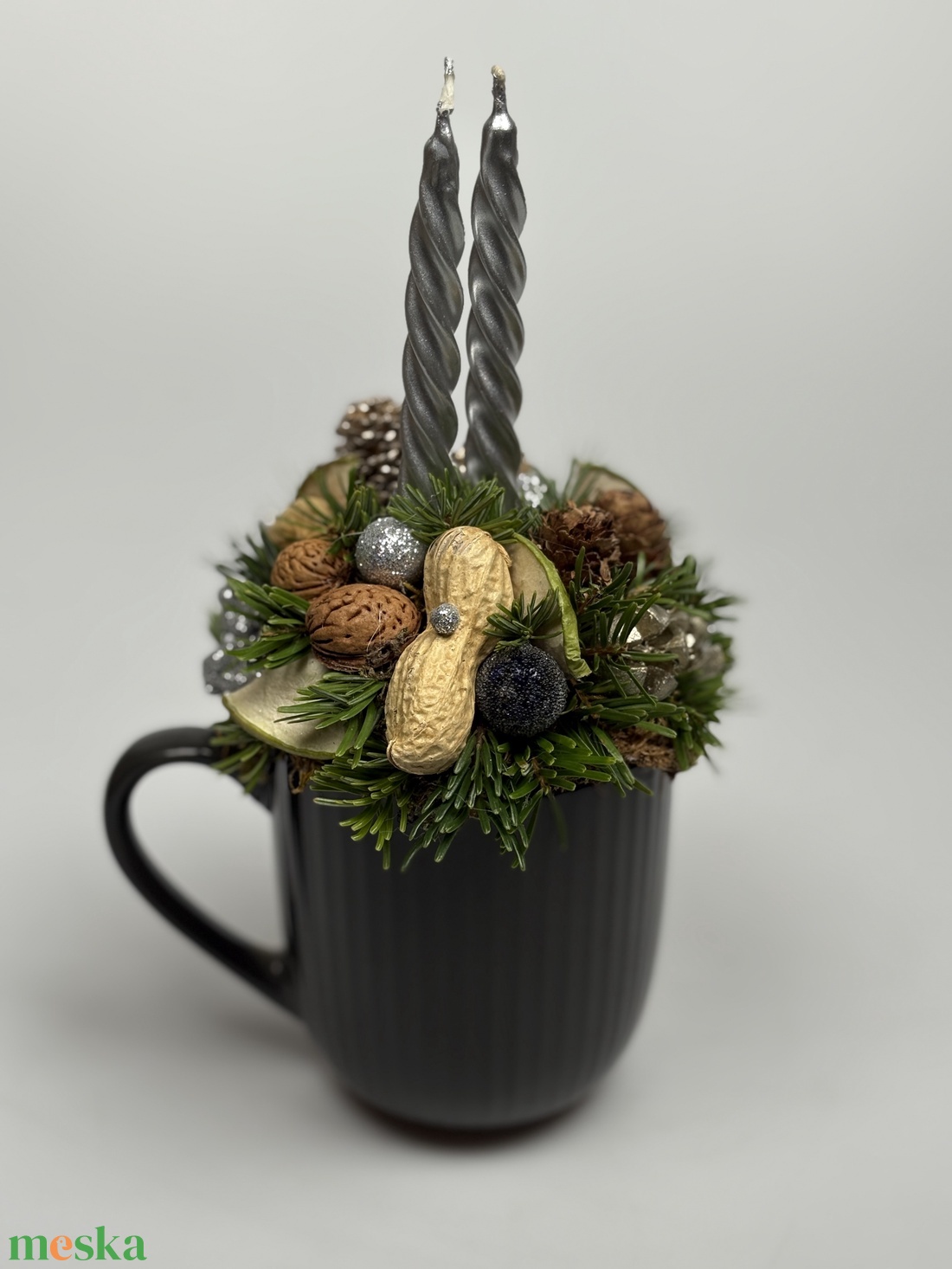 Sötétszürke, bordázott bögrére épült, 2 ezüst csavartgyertyás adventi asztaldísz örökzöldekkel (XM-52) - karácsony - adventi díszek - adventi asztaldísz - Meska.hu
