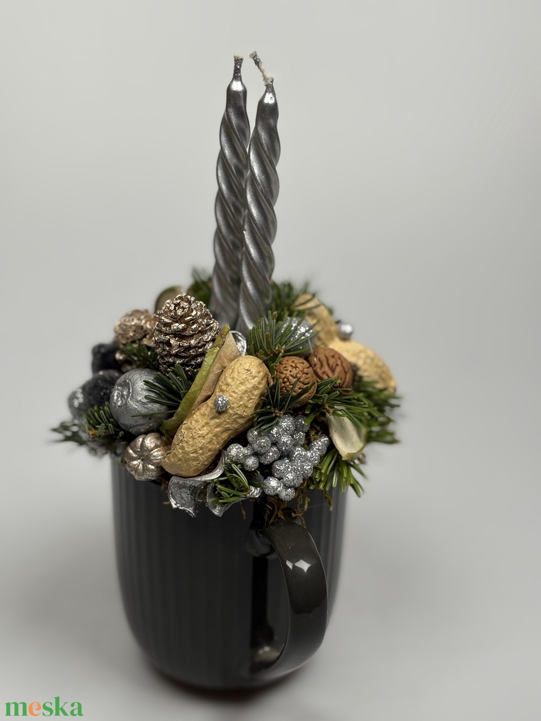 Sötétszürke, bordázott bögrére épült, 2 ezüst csavartgyertyás adventi asztaldísz örökzöldekkel (XM-52) - karácsony - adventi díszek - adventi asztaldísz - Meska.hu