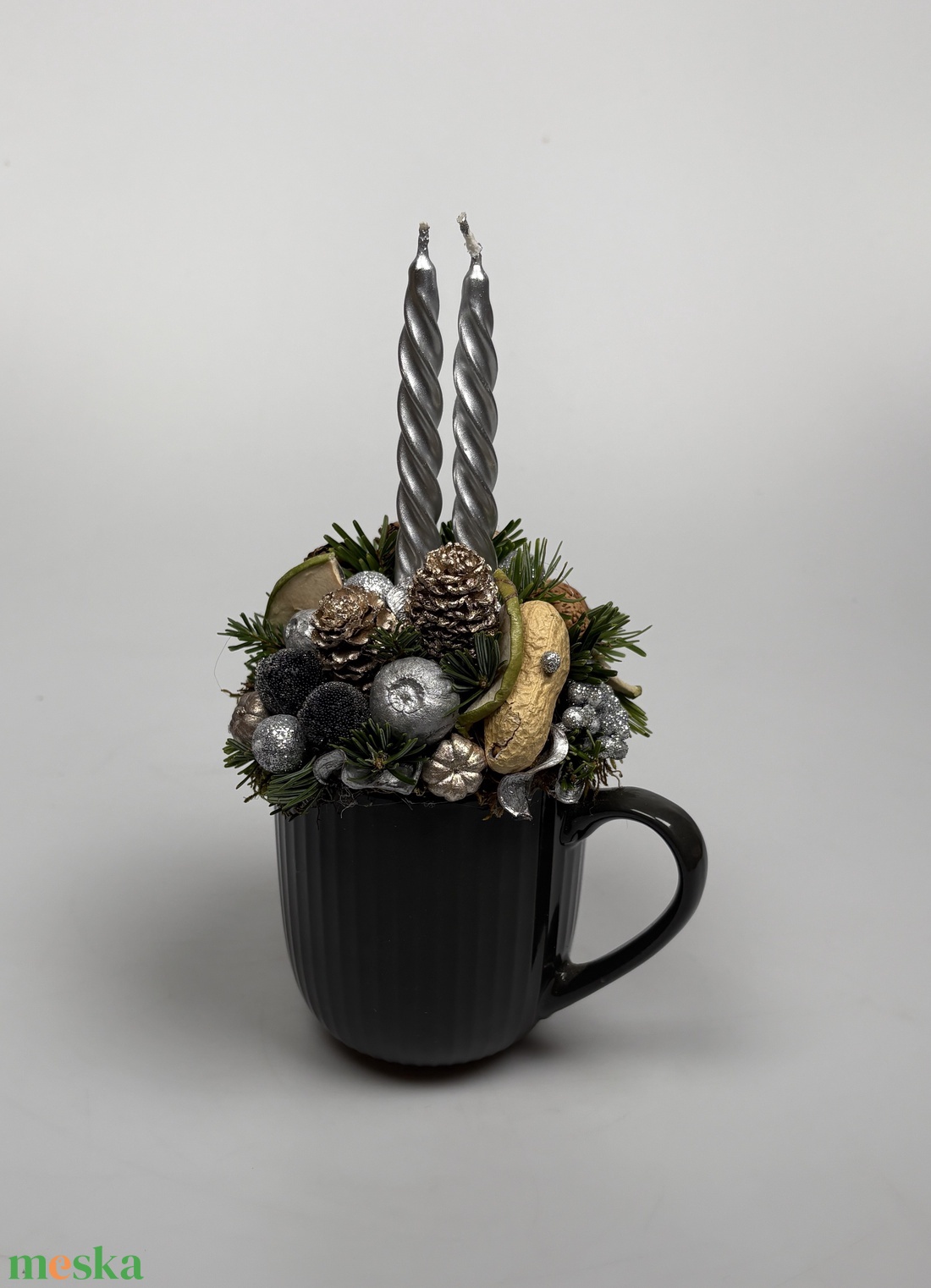 Sötétszürke, bordázott bögrére épült, 2 ezüst csavartgyertyás adventi asztaldísz örökzöldekkel (XM-52) - karácsony - adventi díszek - adventi asztaldísz - Meska.hu