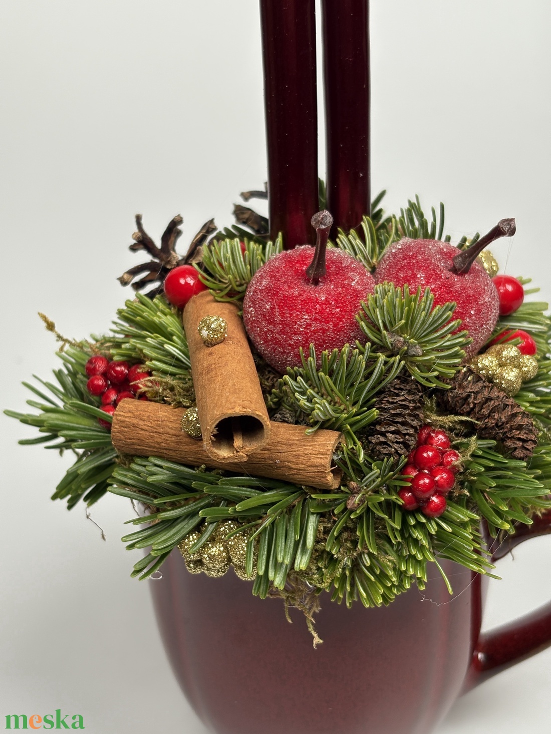 Burgundi vörös bögrére épült, 2 bordó ceruzagyertás adventi asztaldísz örökzöldekkel (XM-53) - karácsony - adventi díszek - adventi asztaldísz - Meska.hu