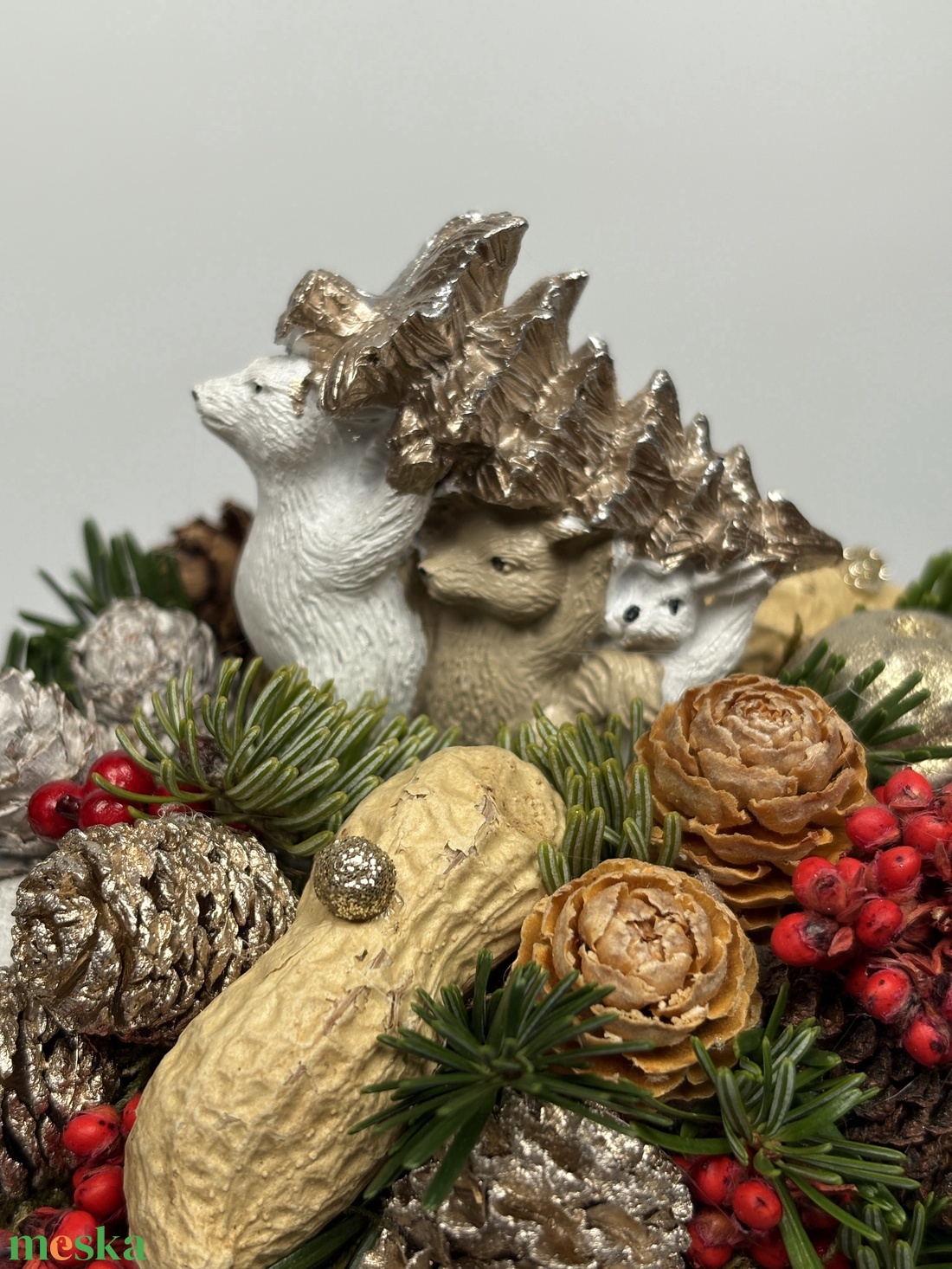 Állatok karácsonya mese alapján fenyőfát szállító autós karácsonyi bögrére épült adventi dísz  (XM-54) - karácsony - adventi díszek - adventi asztaldísz - Meska.hu