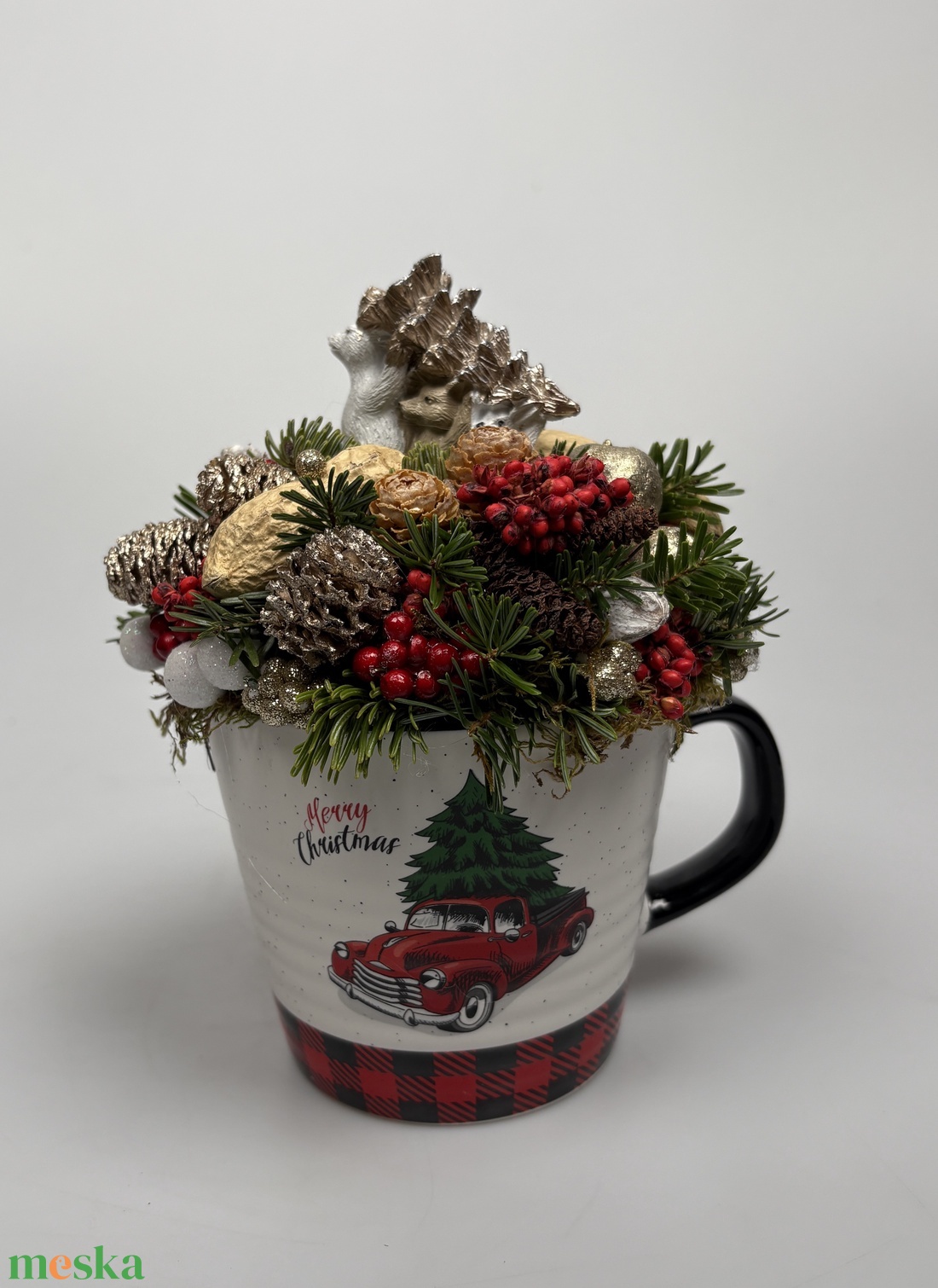 Állatok karácsonya mese alapján fenyőfát szállító autós karácsonyi bögrére épült adventi dísz  (XM-54) - karácsony - adventi díszek - adventi asztaldísz - Meska.hu