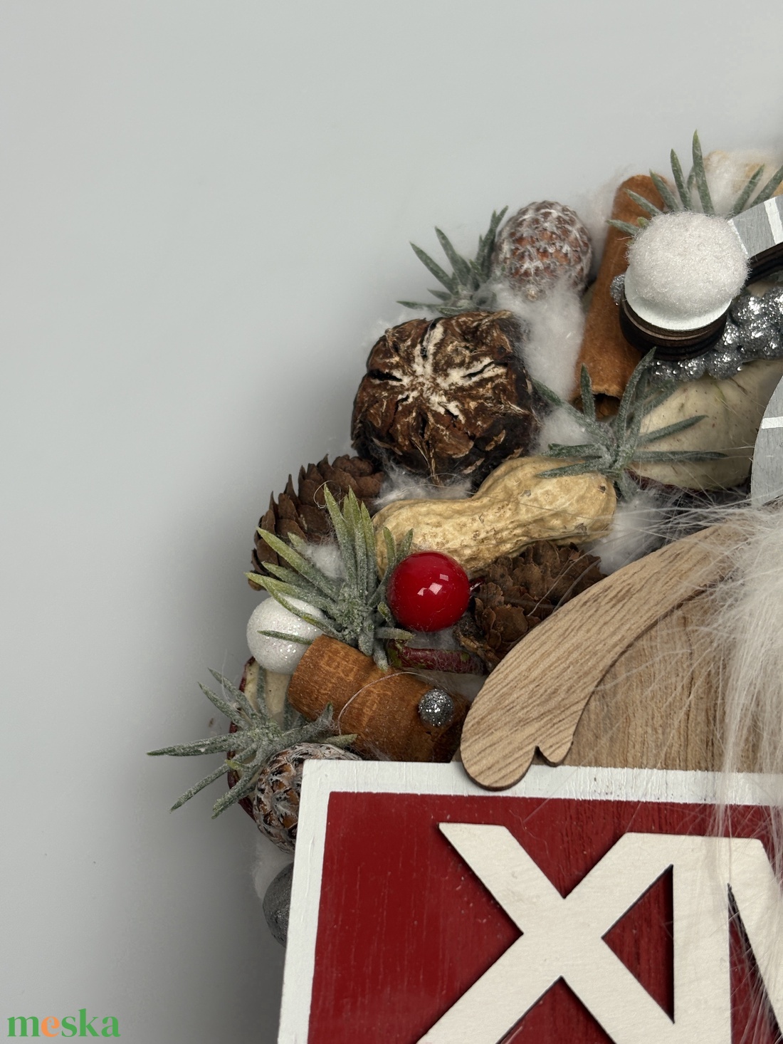 Csíkos sapkás manó gazdagon díszített karácsonyi terméskopogtatója (XW-02) - karácsony - adventi díszek - adventi ajtódísz - Meska.hu