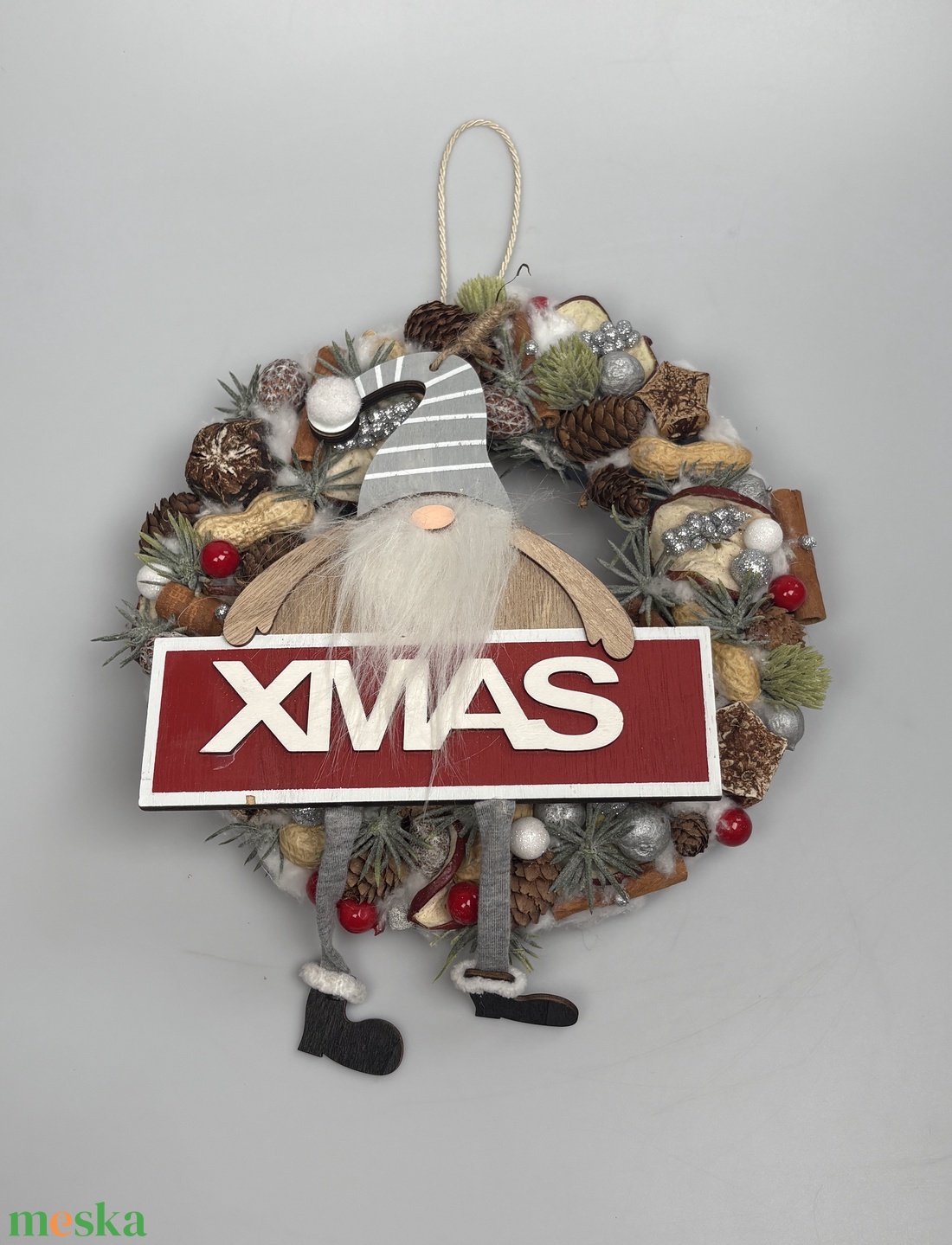 Csíkos sapkás manó gazdagon díszített karácsonyi terméskopogtatója (XW-02) - karácsony - adventi díszek - adventi ajtódísz - Meska.hu