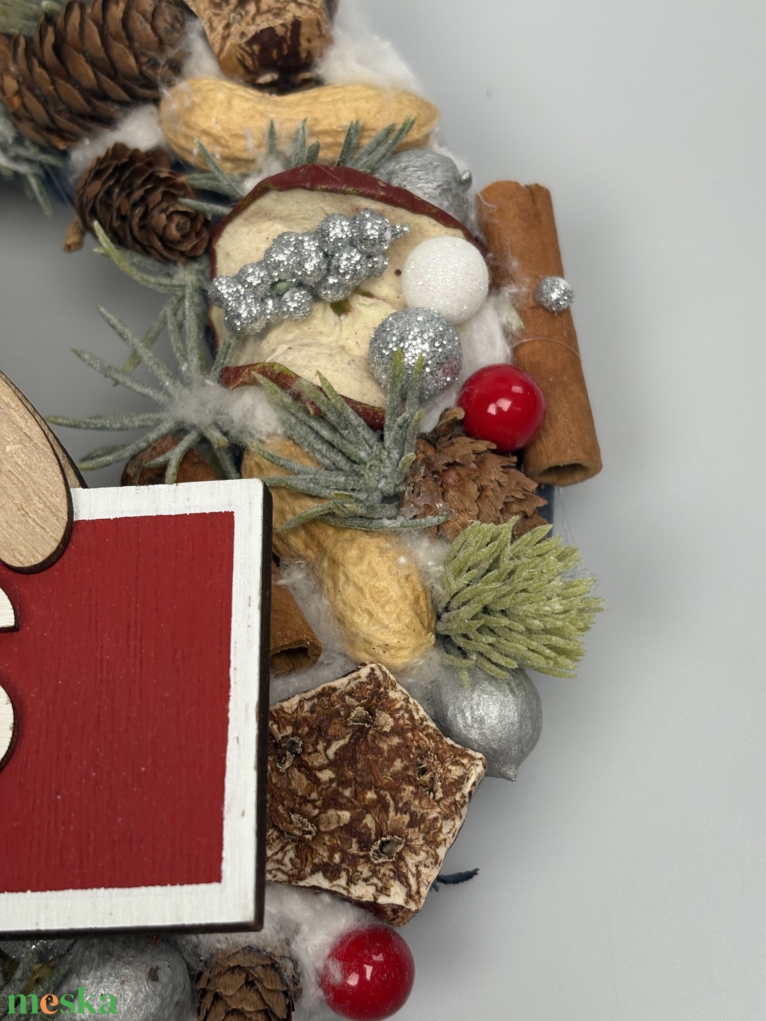 Csíkos sapkás manó gazdagon díszített karácsonyi terméskopogtatója (XW-02) - karácsony - adventi díszek - adventi ajtódísz - Meska.hu