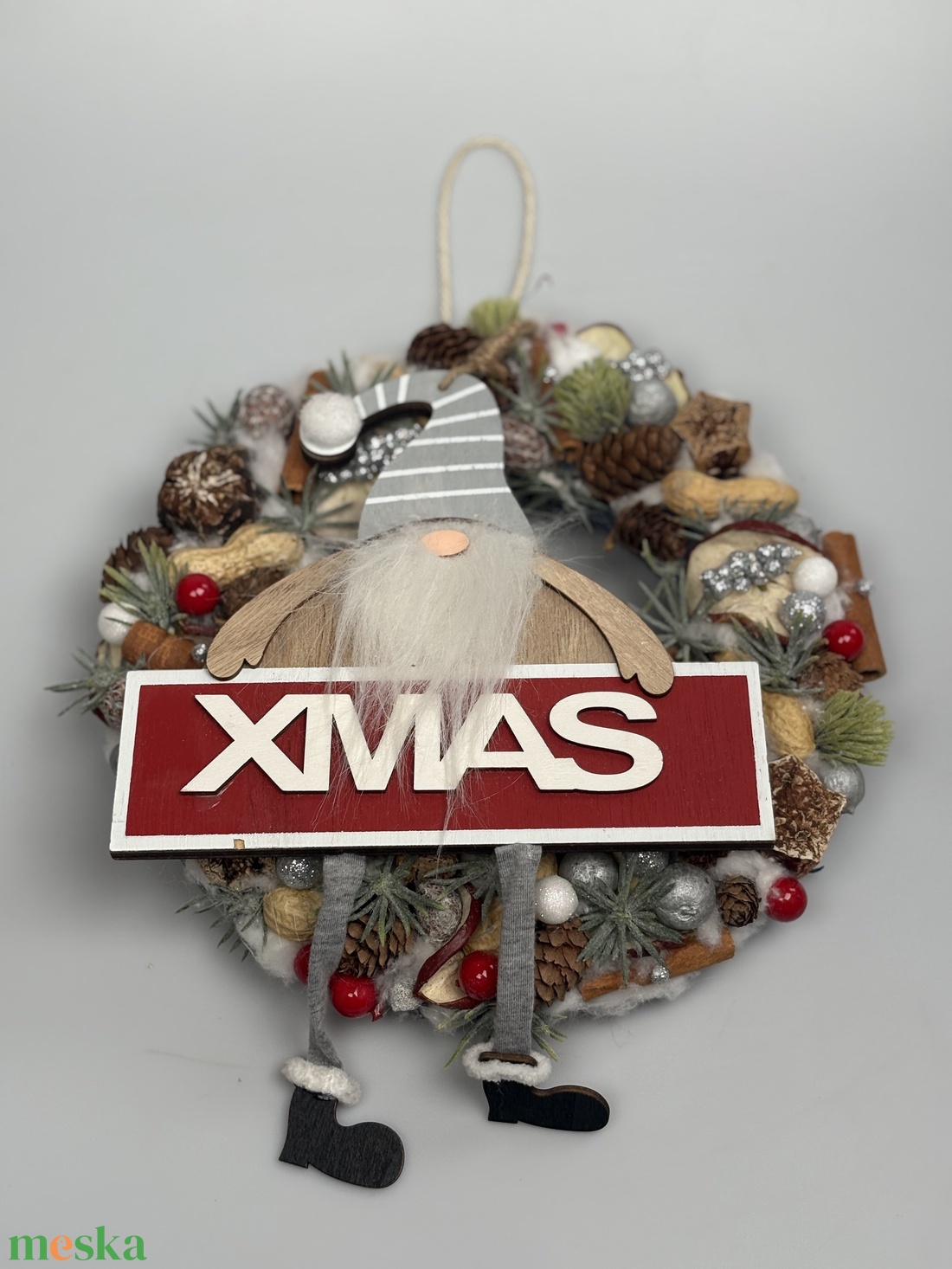 Csíkos sapkás manó gazdagon díszített karácsonyi terméskopogtatója (XW-02) - karácsony - adventi díszek - adventi ajtódísz - Meska.hu