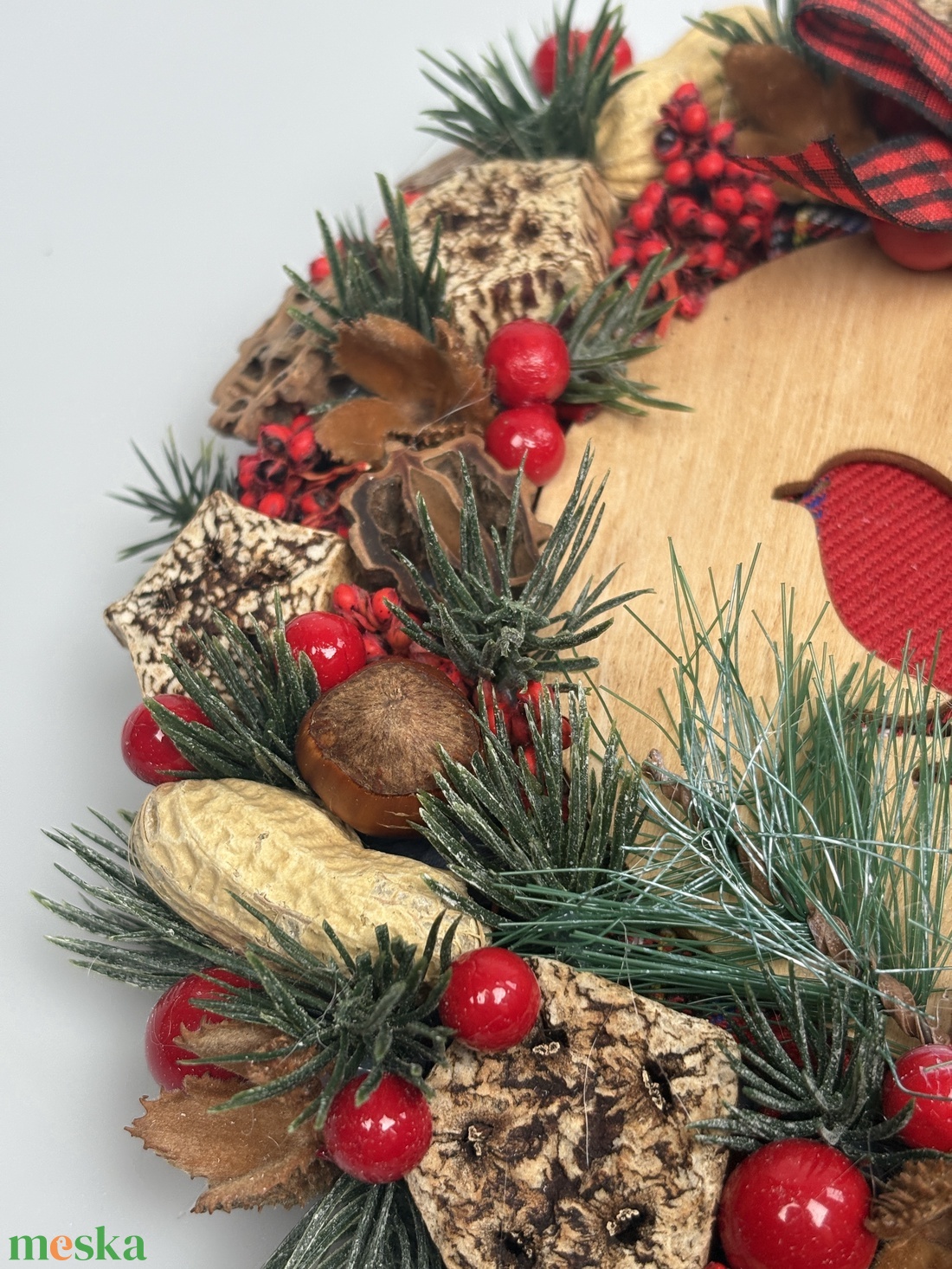 Vörösbegy mintás, gazdagon díszített karácsonyi terméskopogtató (XW-03) - karácsony - adventi díszek - adventi ajtódísz - Meska.hu