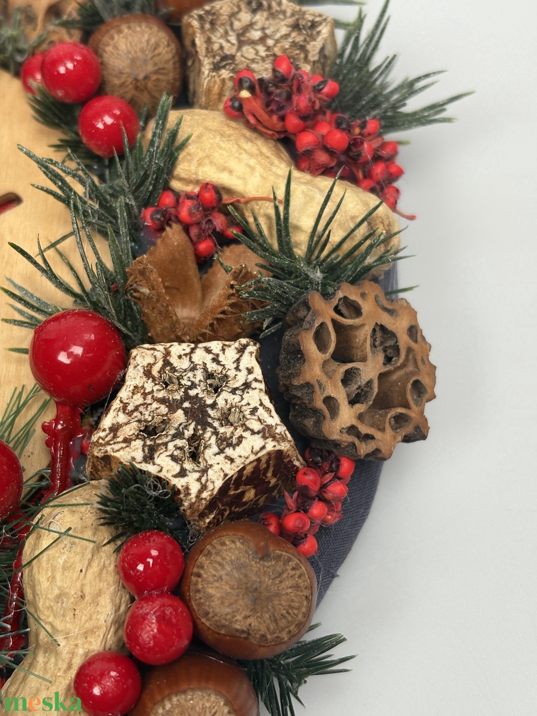 Vörösbegy mintás, gazdagon díszített karácsonyi terméskopogtató (XW-03) - karácsony - adventi díszek - adventi ajtódísz - Meska.hu