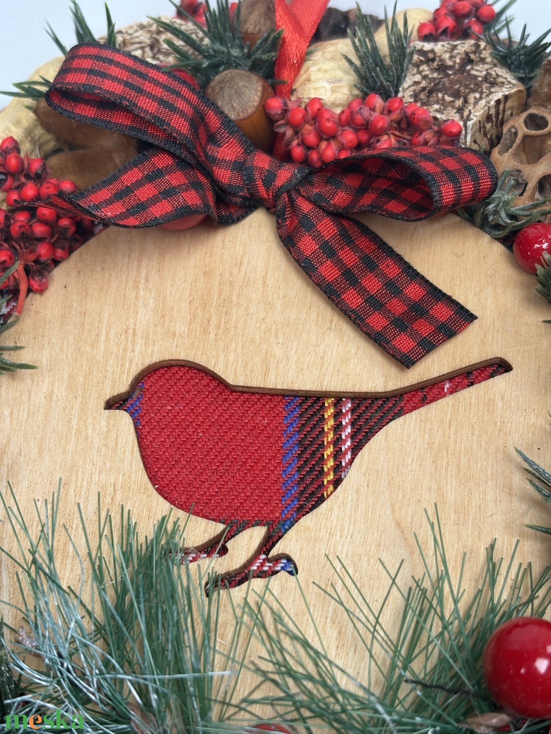 Vörösbegy mintás, gazdagon díszített karácsonyi terméskopogtató (XW-03) - karácsony - adventi díszek - adventi ajtódísz - Meska.hu